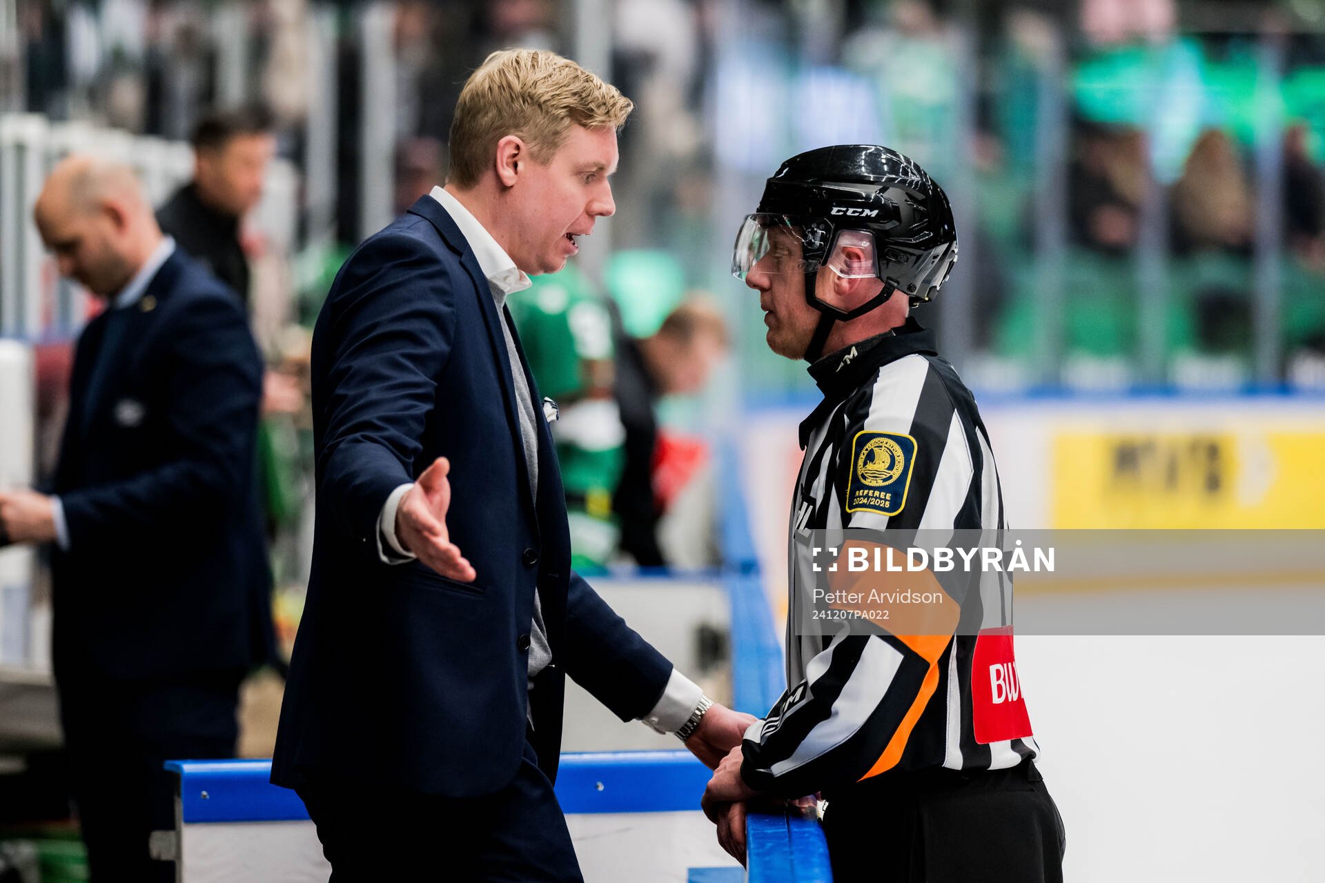 HV71s tränare Anton Blomqvist i samtal med Domare Mikael