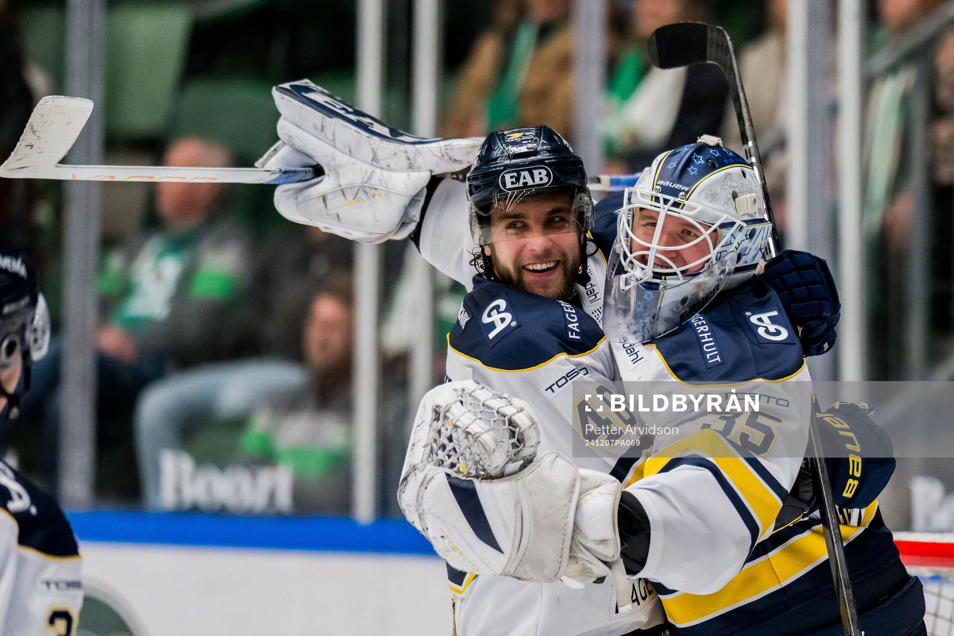 HV71s Joona Luoto och målvakt Olof Glifford jublar