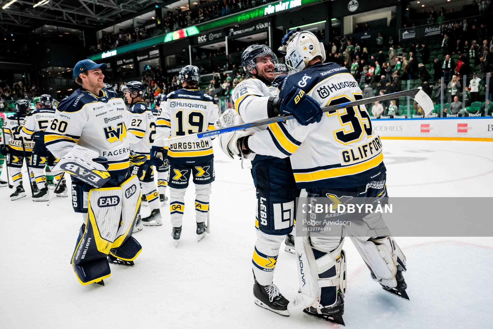 HV71s Oscar Engsund och målvakt Olof Glifford jublar