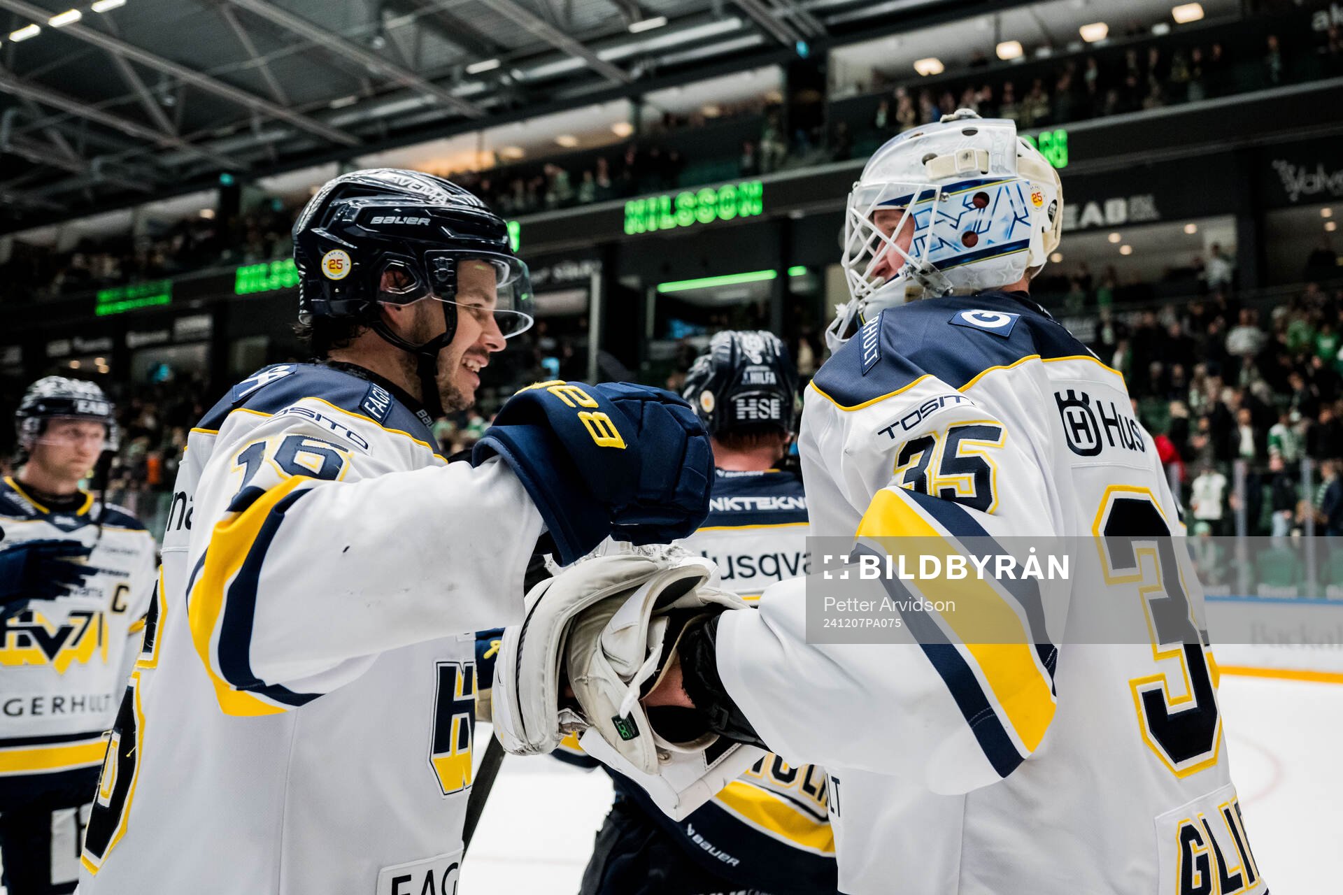 HV71s Tanner Kero och målvakt Olof Glifford jublar