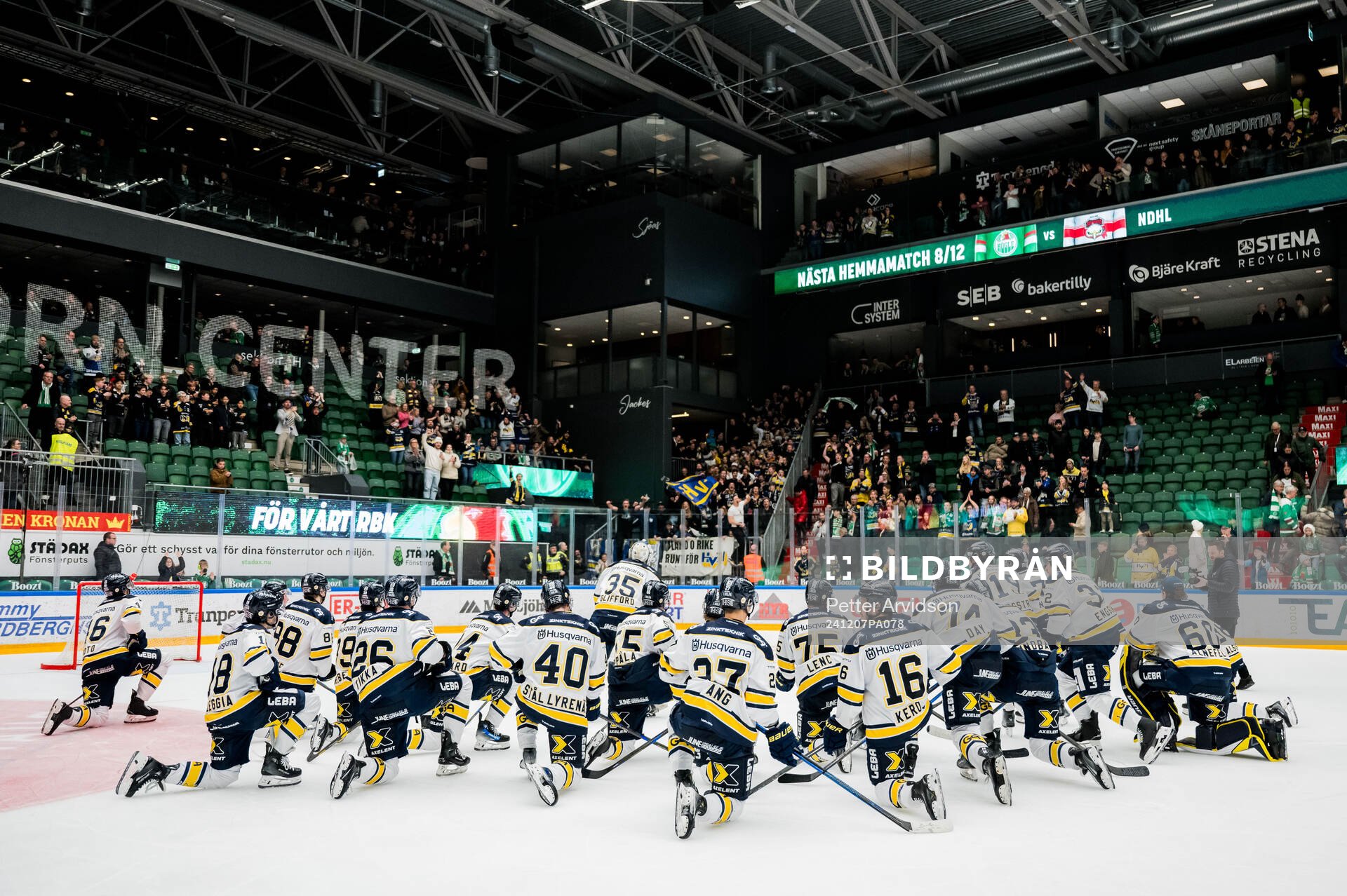 HV71 spelare jublar