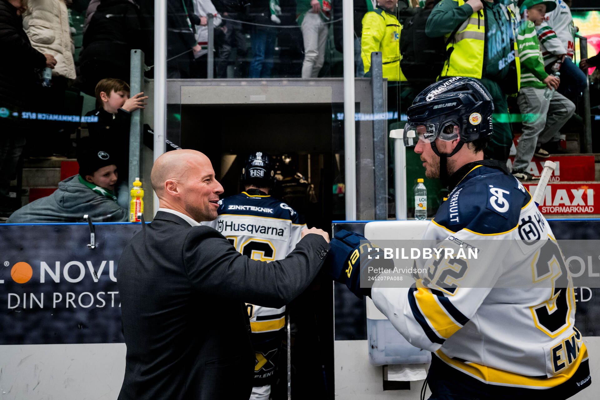HV71s General manager Chris Abbott och Oscar Engsund jublar