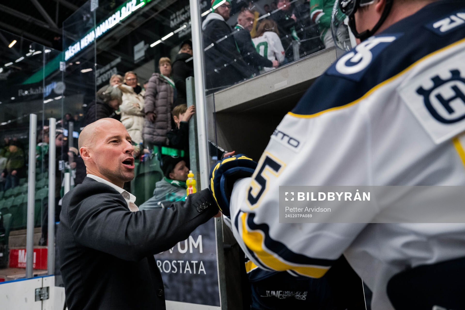 HV71s General manager Chris Abbott jublar