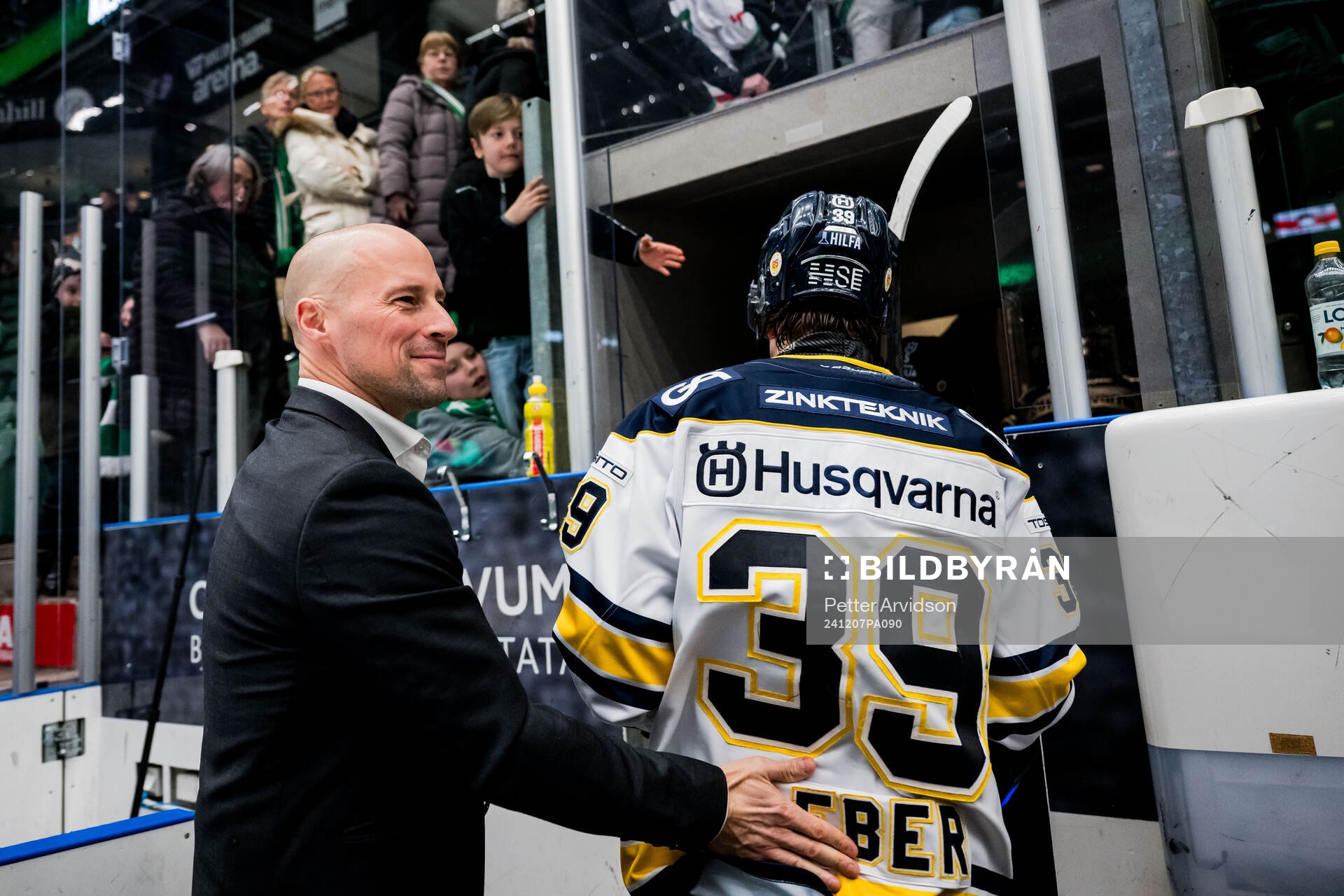 HV71s General manager Chris Abbott och Jamiro Reber jublar