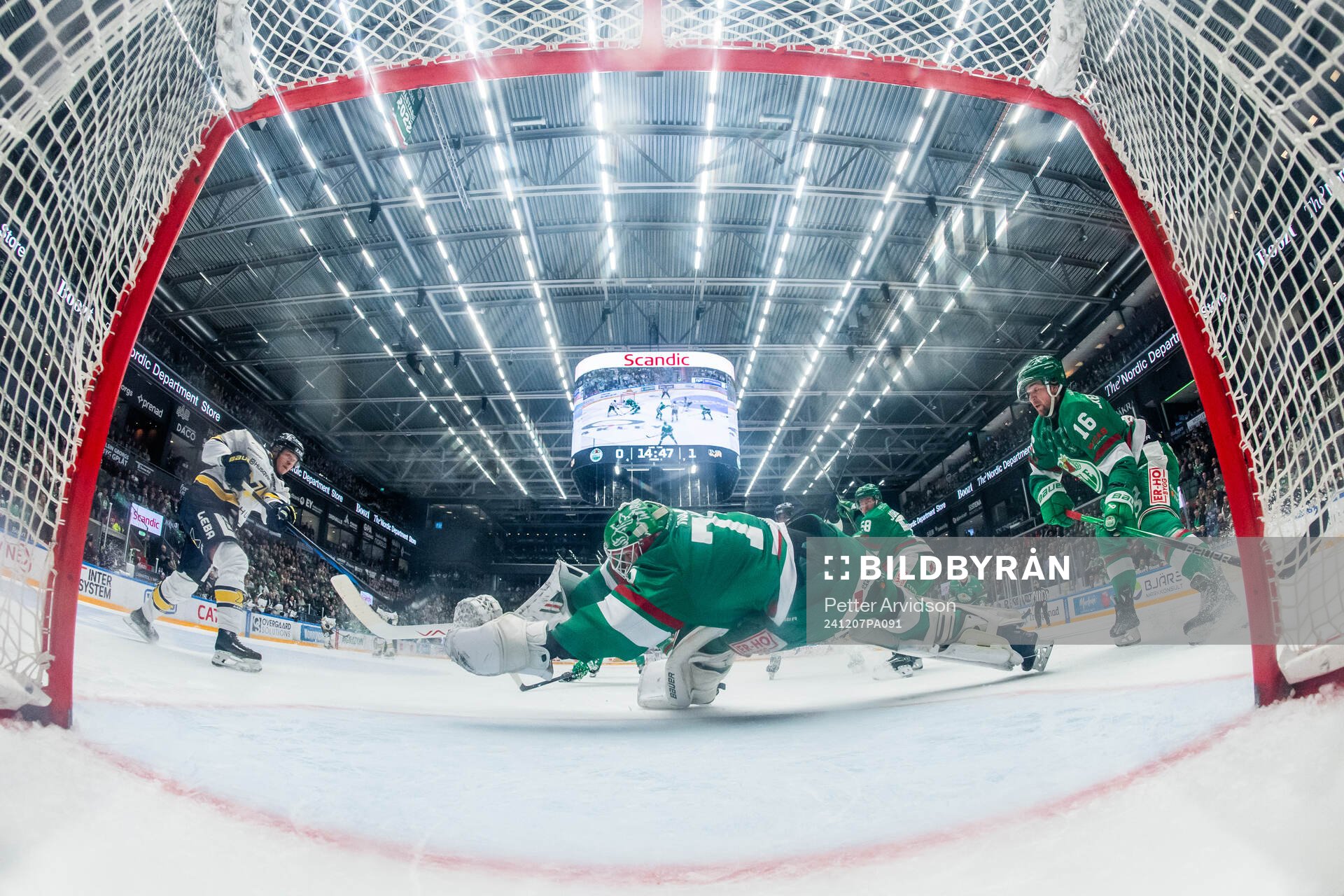Rögles målvakt Arvid Holm räddar ett skott från HV71s