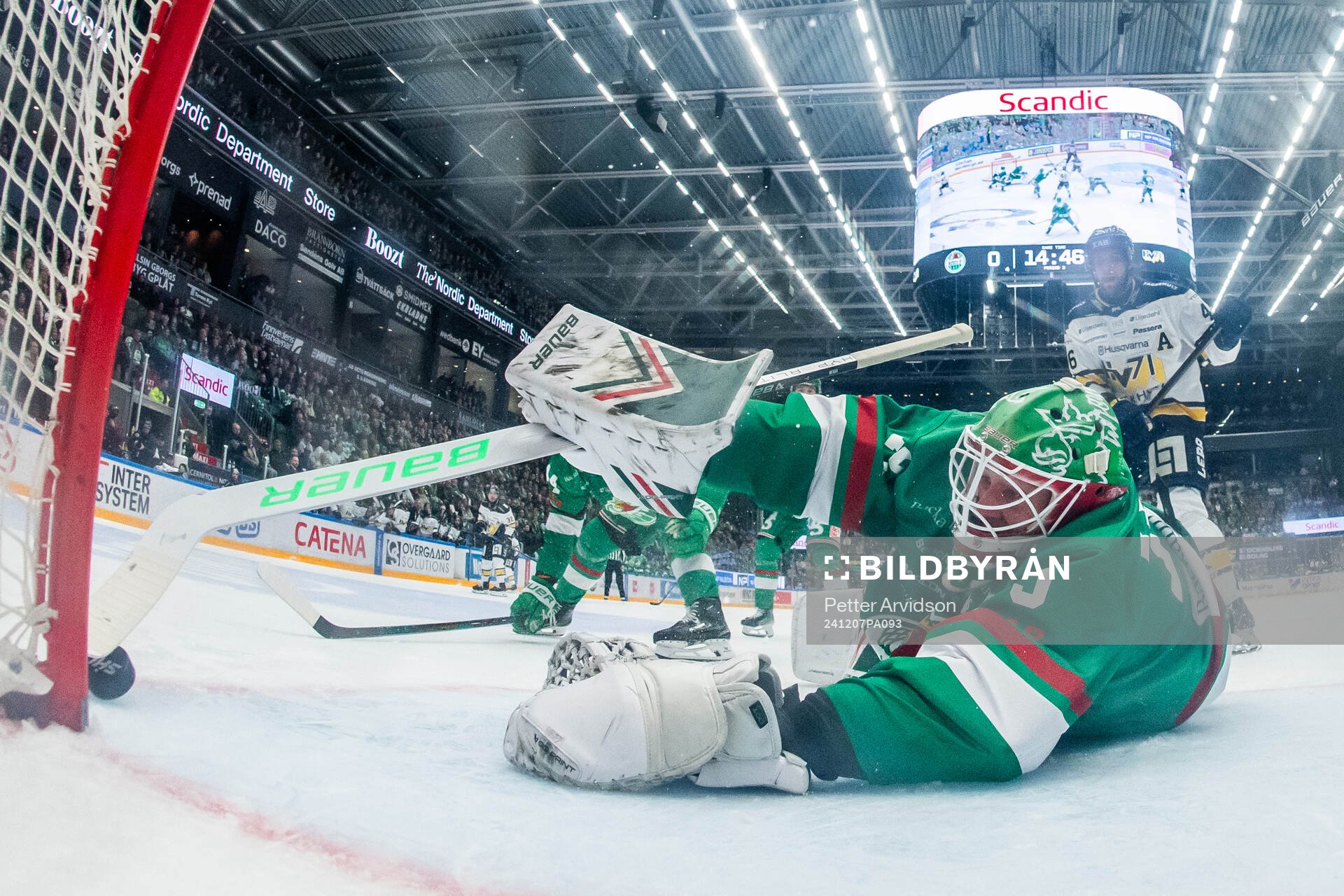 Rögles målvakt Arvid Holm räddar ett skott från HV71s