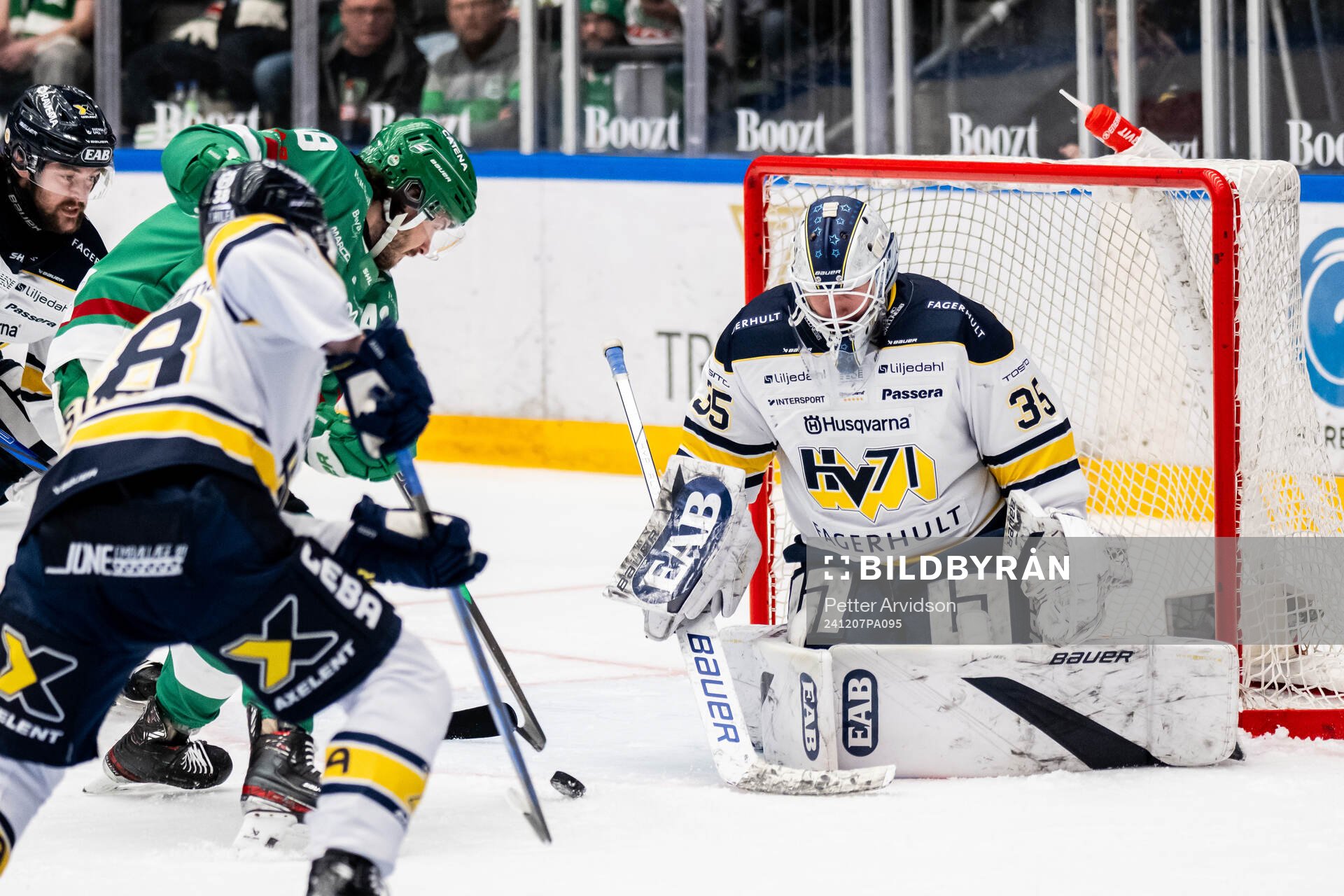 Rögles Dennis Everberg oroar mot HV71s målvakt Olof