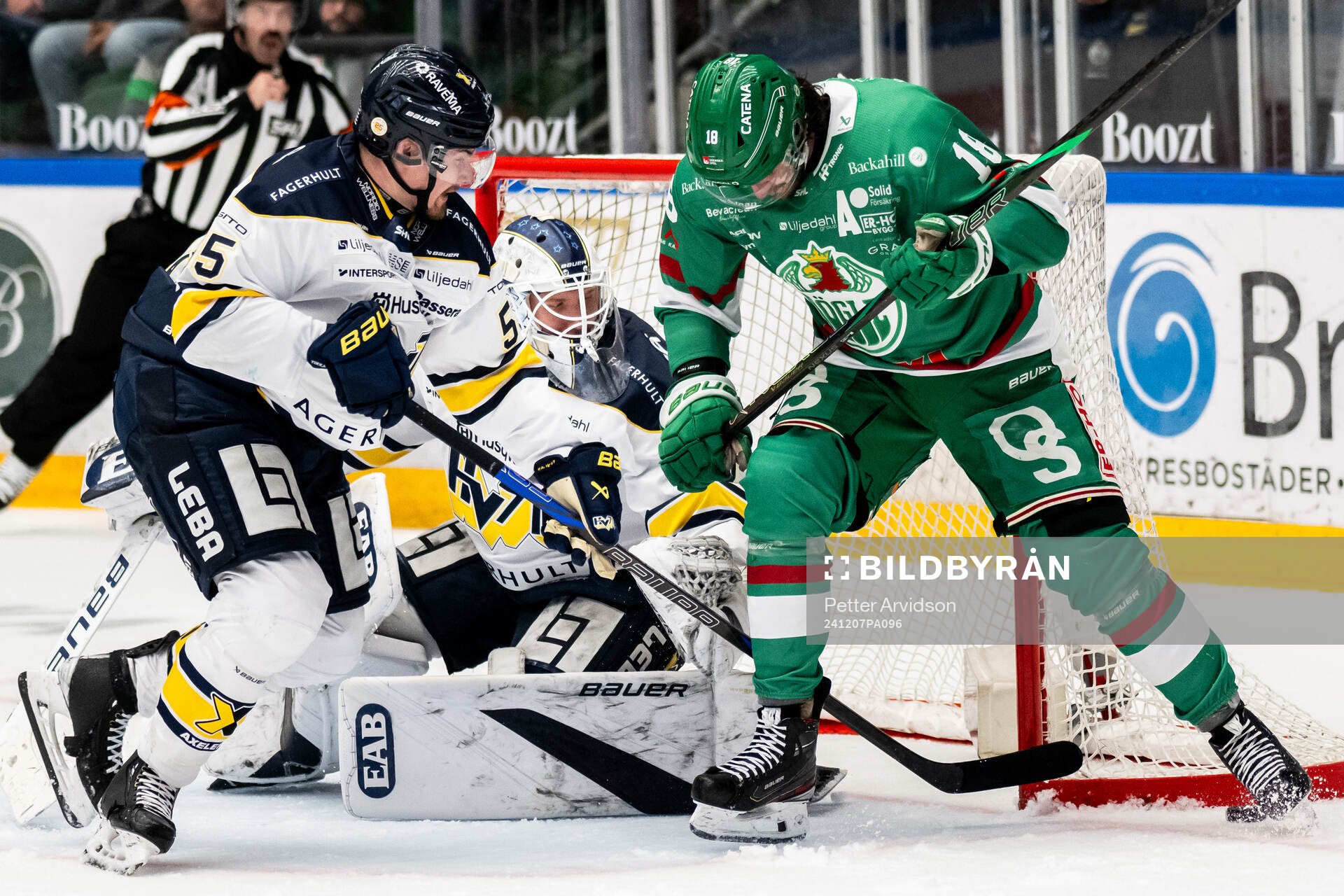 Rögles Dennis Everberg oroar mot HV71s målvakt Olof