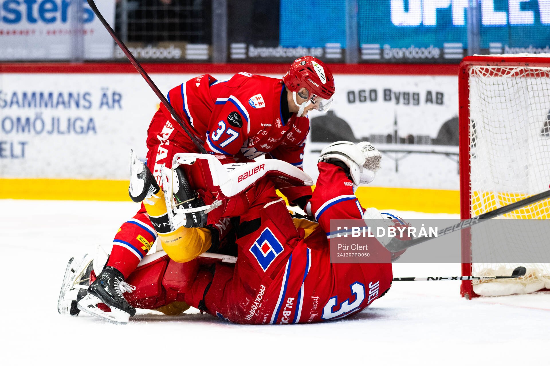 Luleås Brendan Shinnimin och Timrås målvakt Tim Juel och