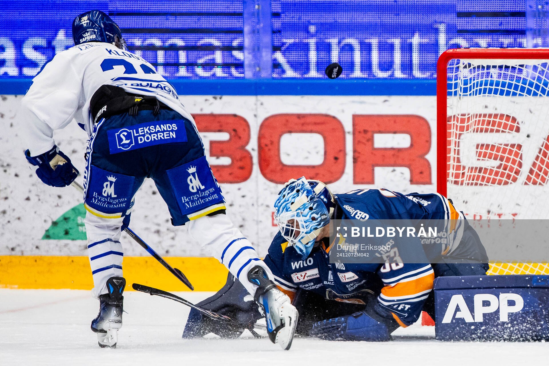 Leksands Justin Glenn Kloos och Växjös målvakt Emil Larmi