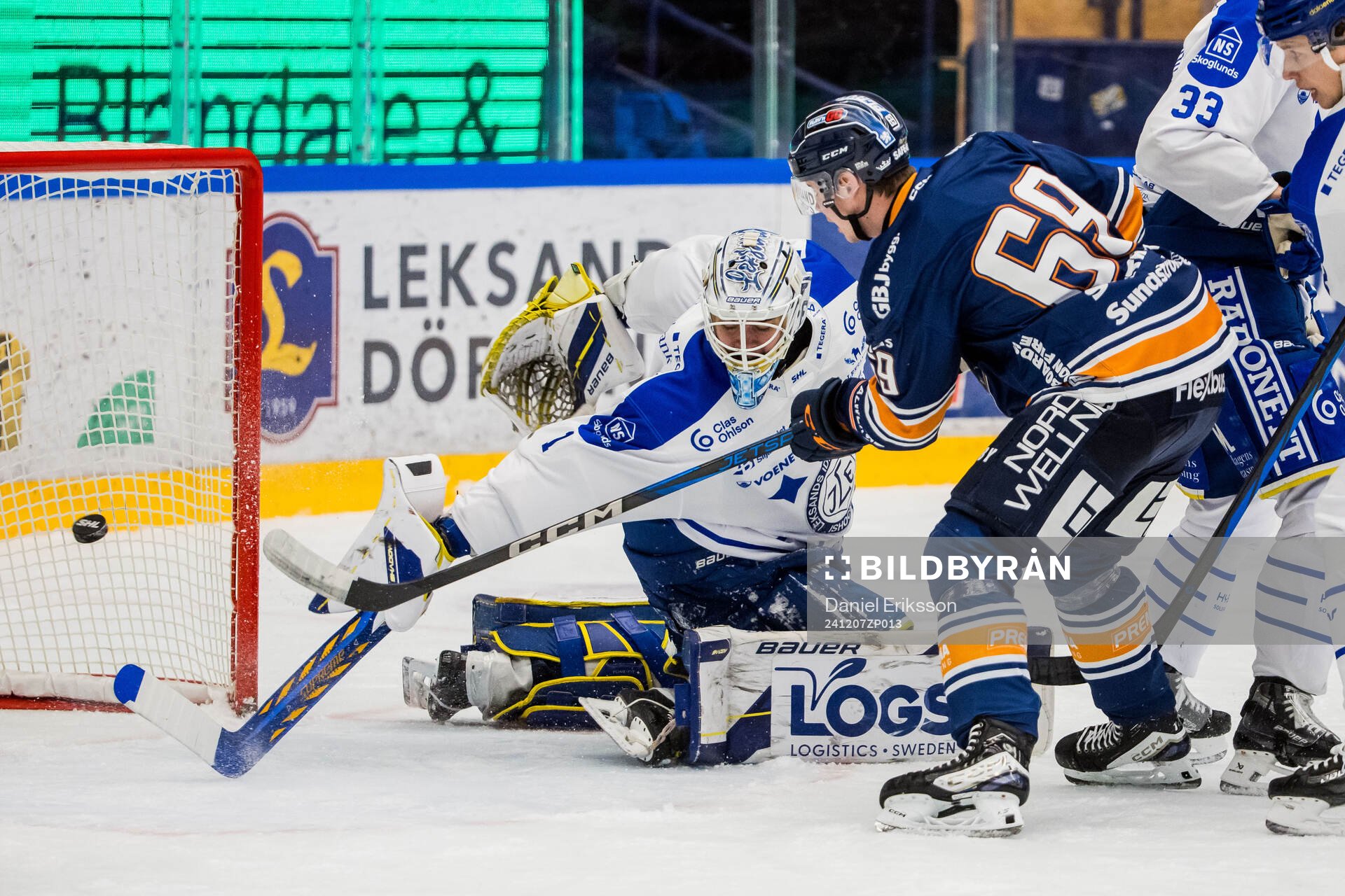 Leksands målvakt Marcus Gidlöf och Växjös Ville Svensson