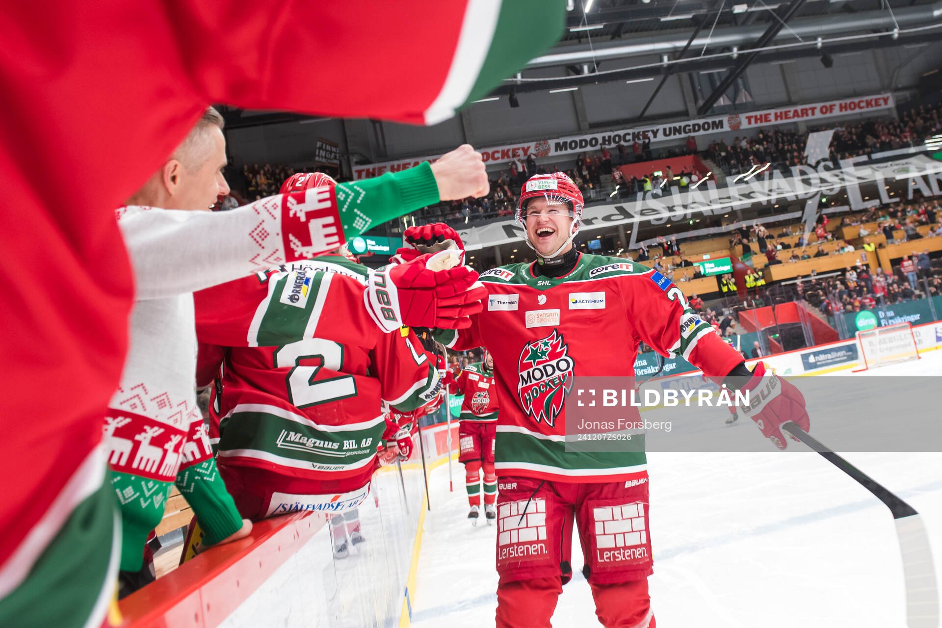 Modos Mattias Norlinder jublar