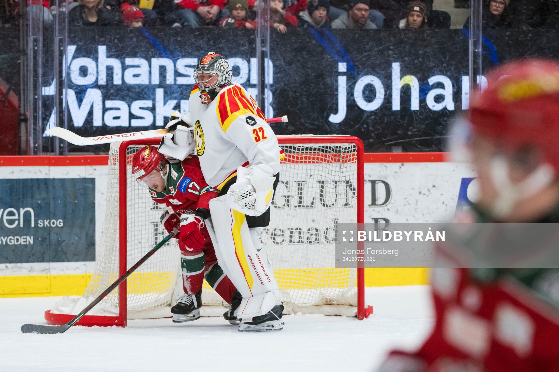 Modos Riley Woods och Brynäs målvakt Ludvig Persson