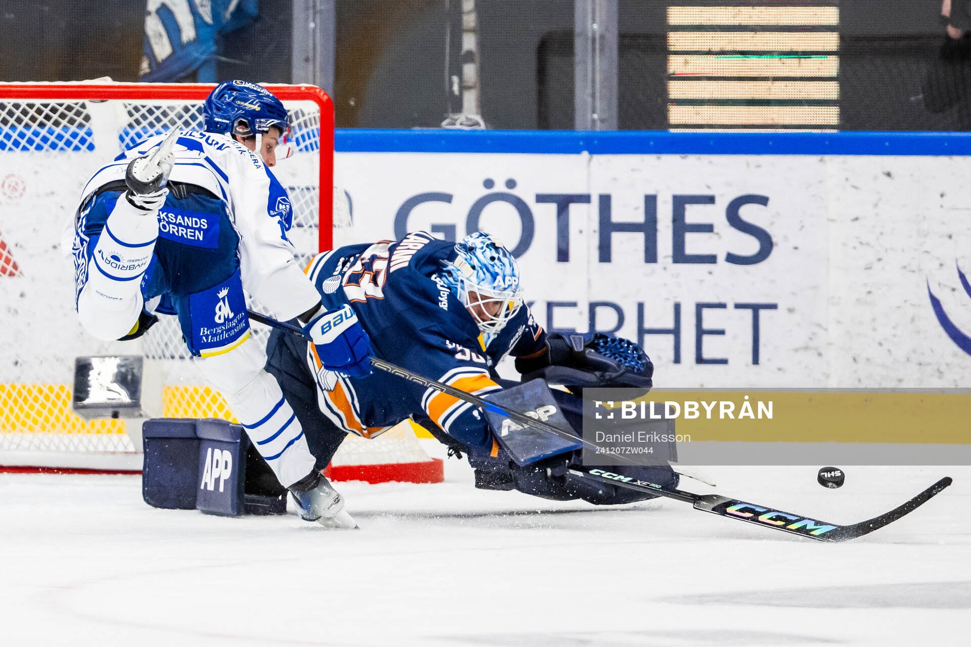 Leksands Anton Johansson och Växjös målvakt Emil Larmi