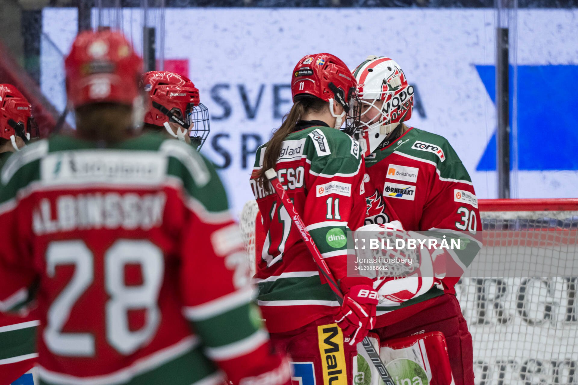 Modos målvakt Lovisa Persson och Moa Johannesson