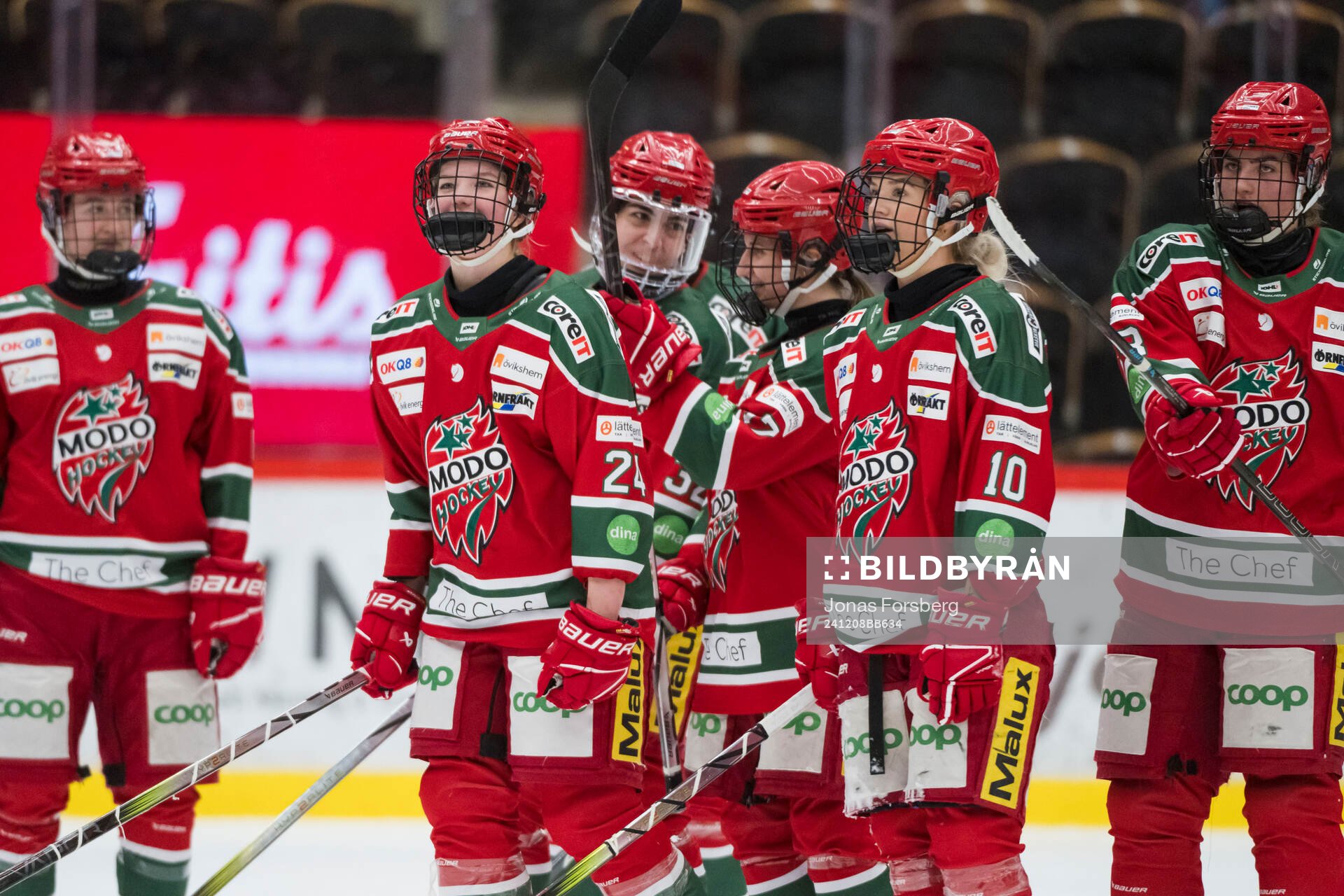 Modos Ebba Hedqvist jublar med laget