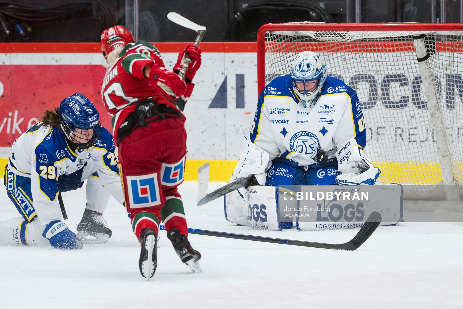 Modos Wilma Sundin och Leksands målvakt Ellen Jonsson och