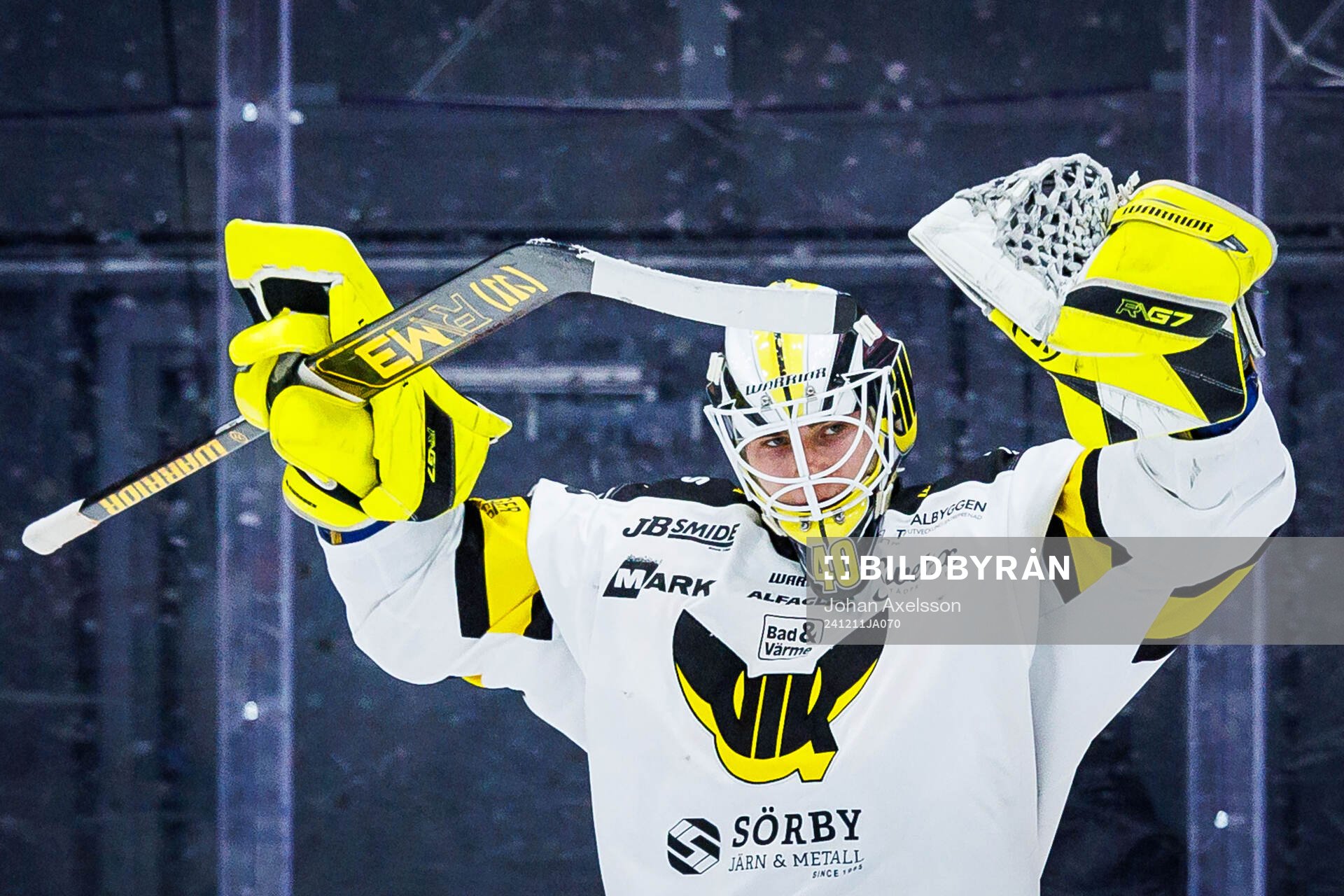 Västerås målvakt Rasmus Korhonen jublar