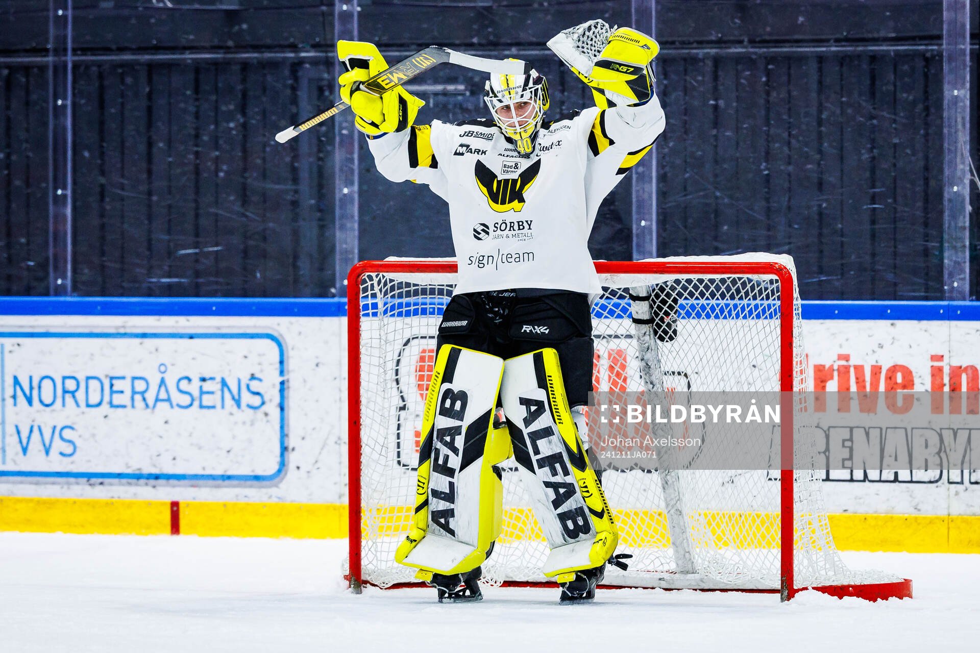 Västerås målvakt Rasmus Korhonen jublar