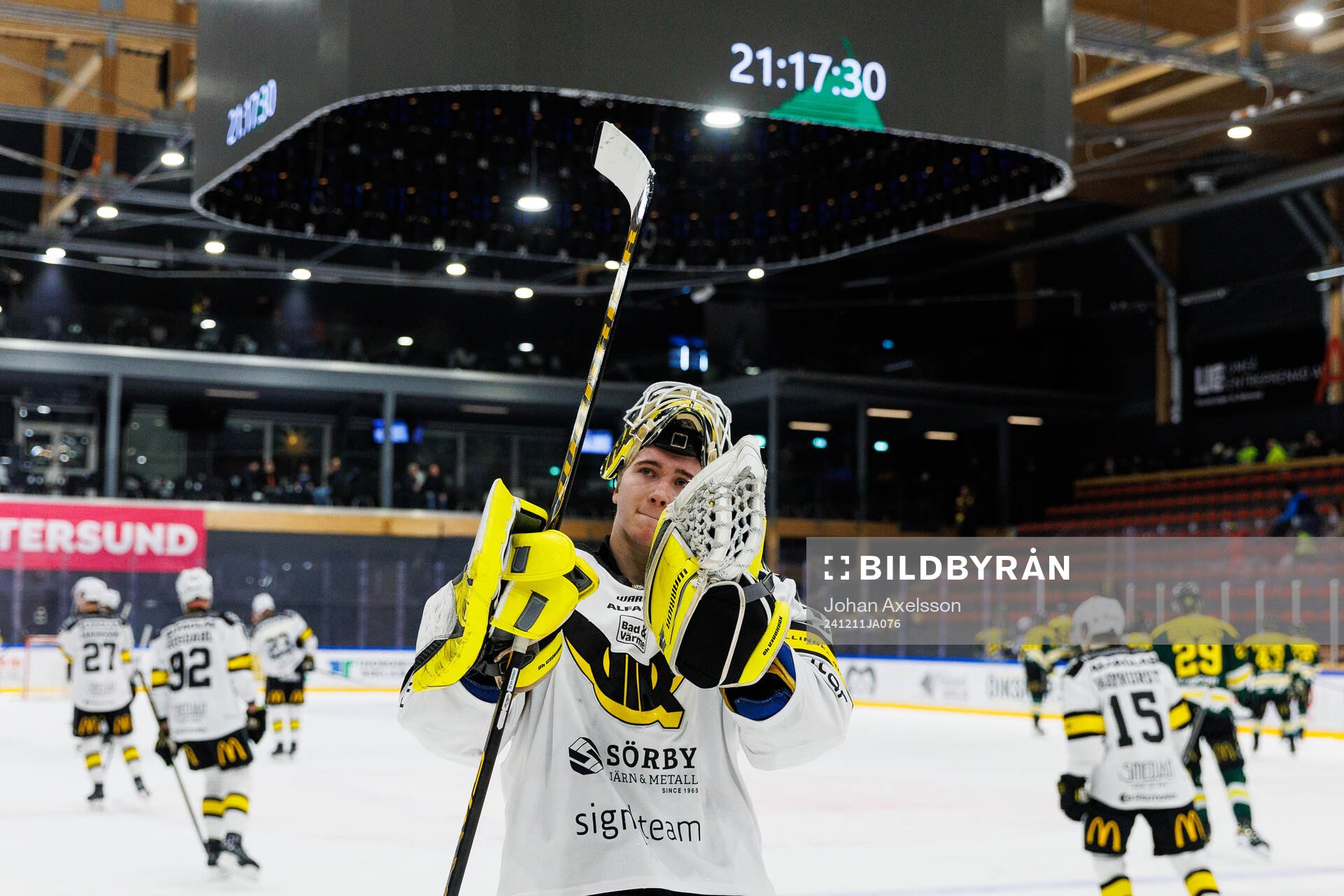 Västerås målvakt Rasmus Korhonen jublar