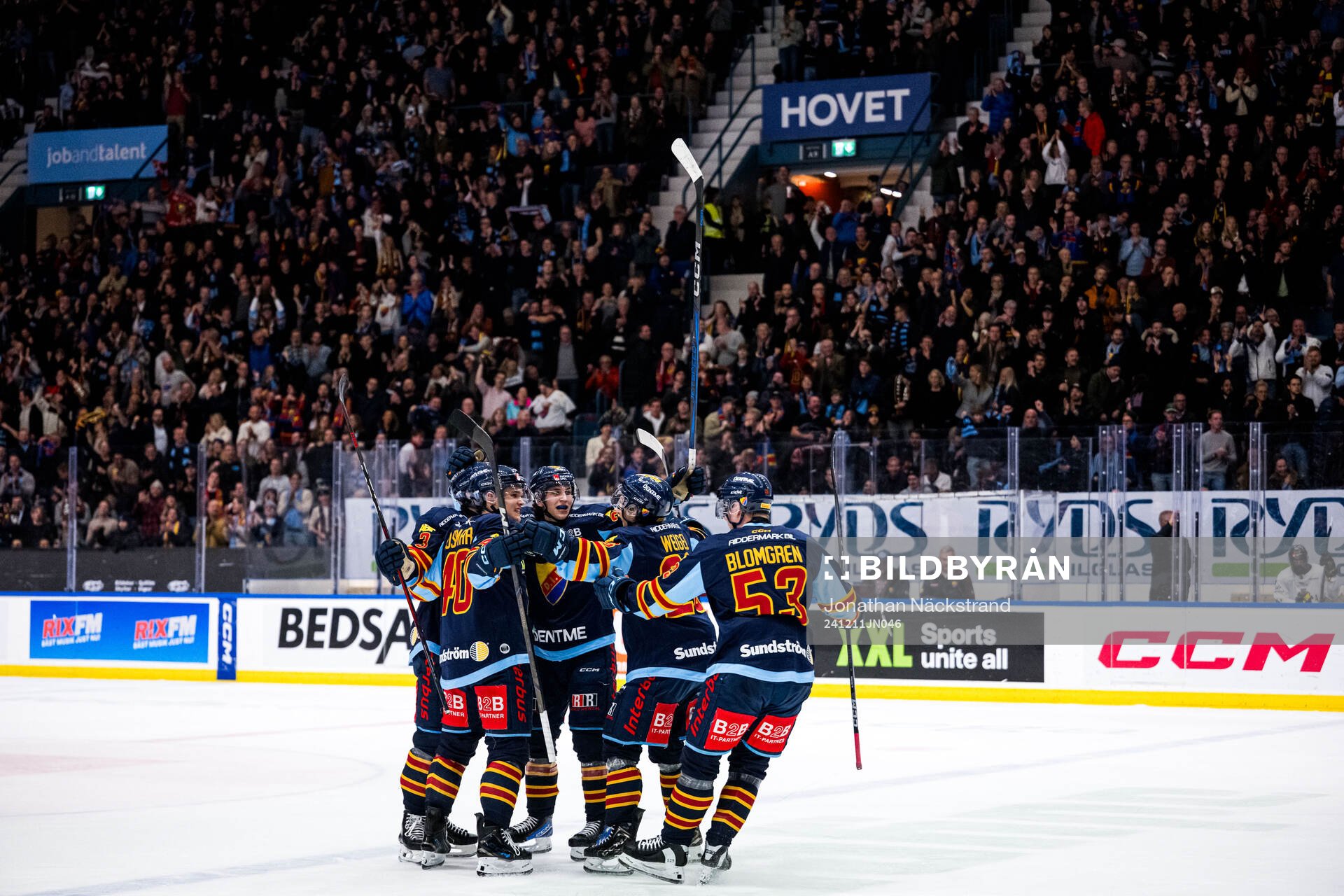 Djurgårdens  August Berg jublar med lagkamrater