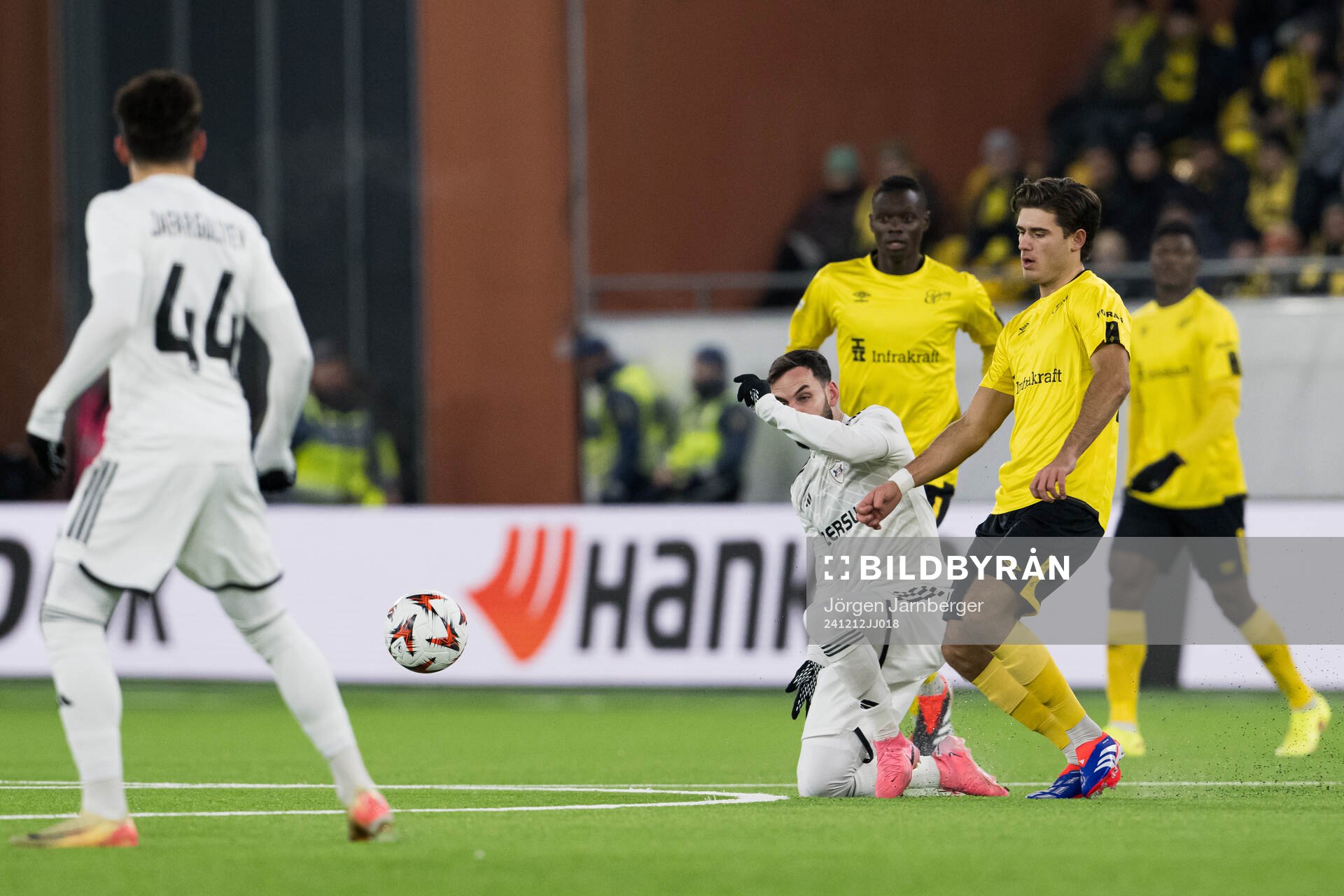 Marko Jankovic of Qarabag and Besfort Zeneli of Elfsborg