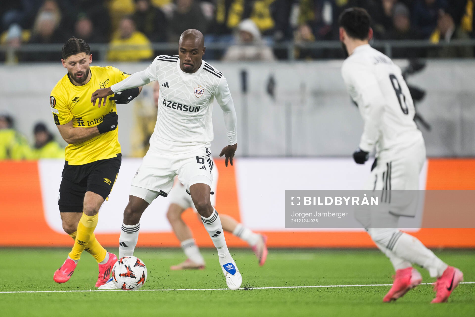 Arber Zeneli of Elfsborg and Julio Romao of Qarabag