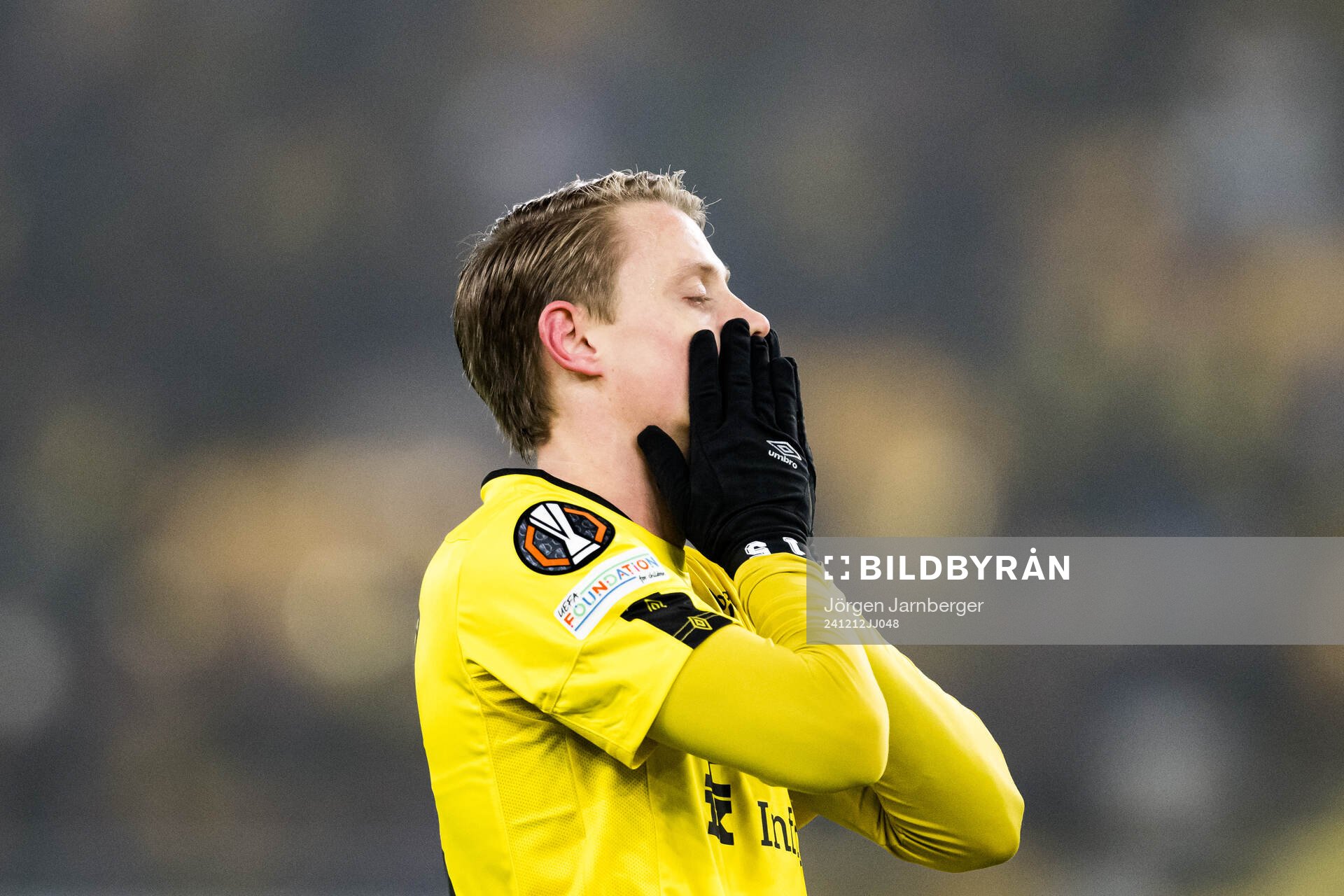 Simon Hedlund of Elfsborg looks dejected