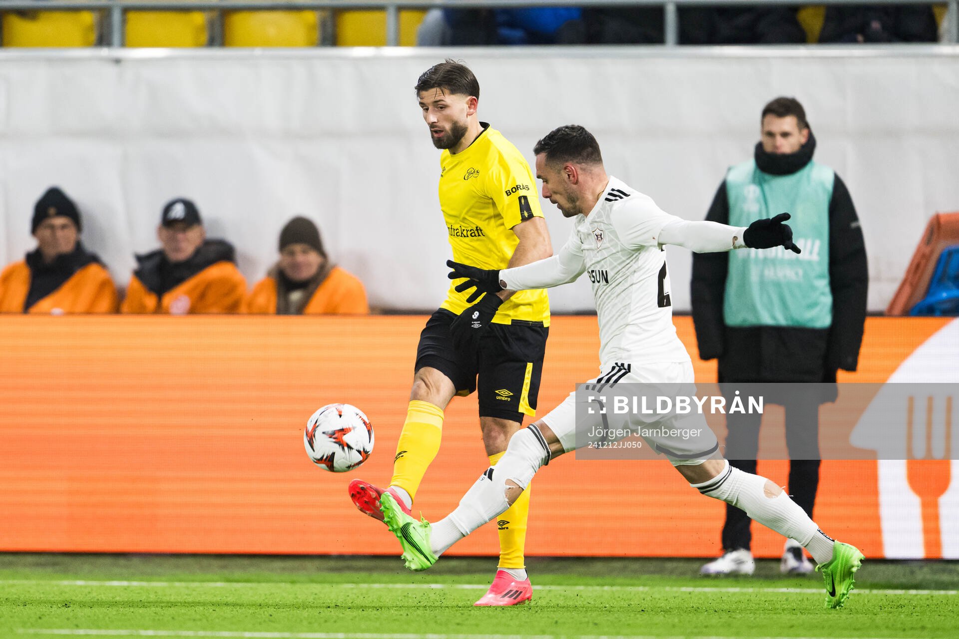 Arber Zeneli of Elfsborg and Marko Vesovic of Qarabag