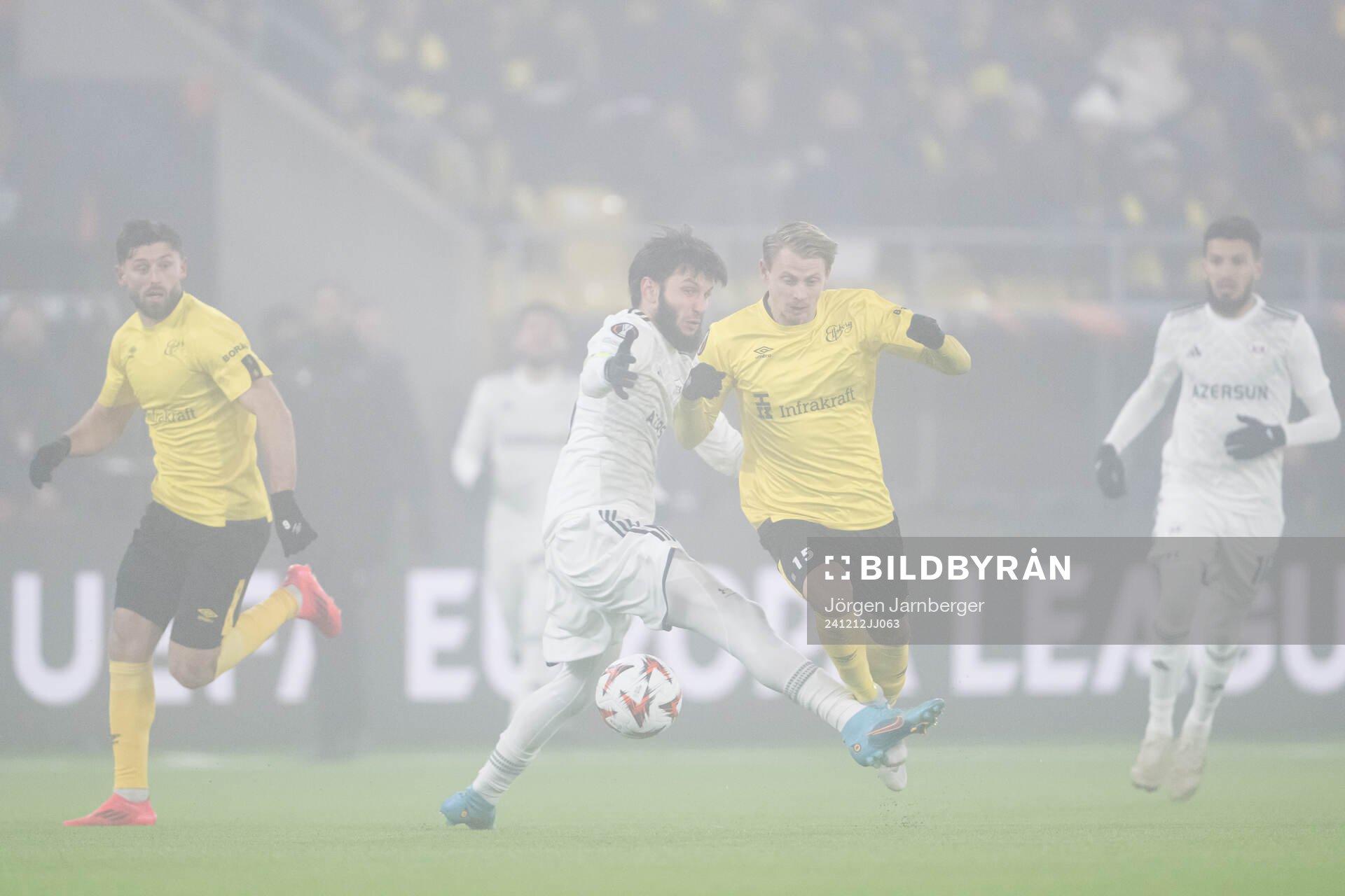 Badavi Huseynov of Qarabag and Simon Hedlund of Elfsborg