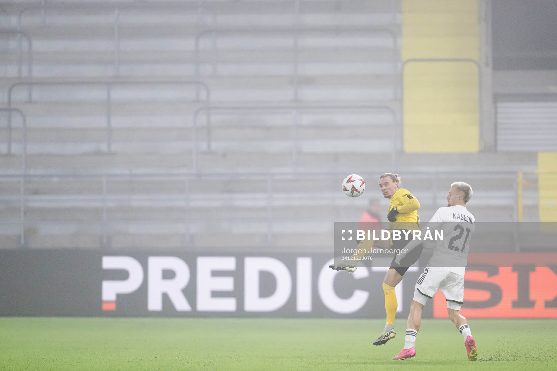 Niklas Hult of Elfsborg and Olexiy Kashchuk of Qarabag