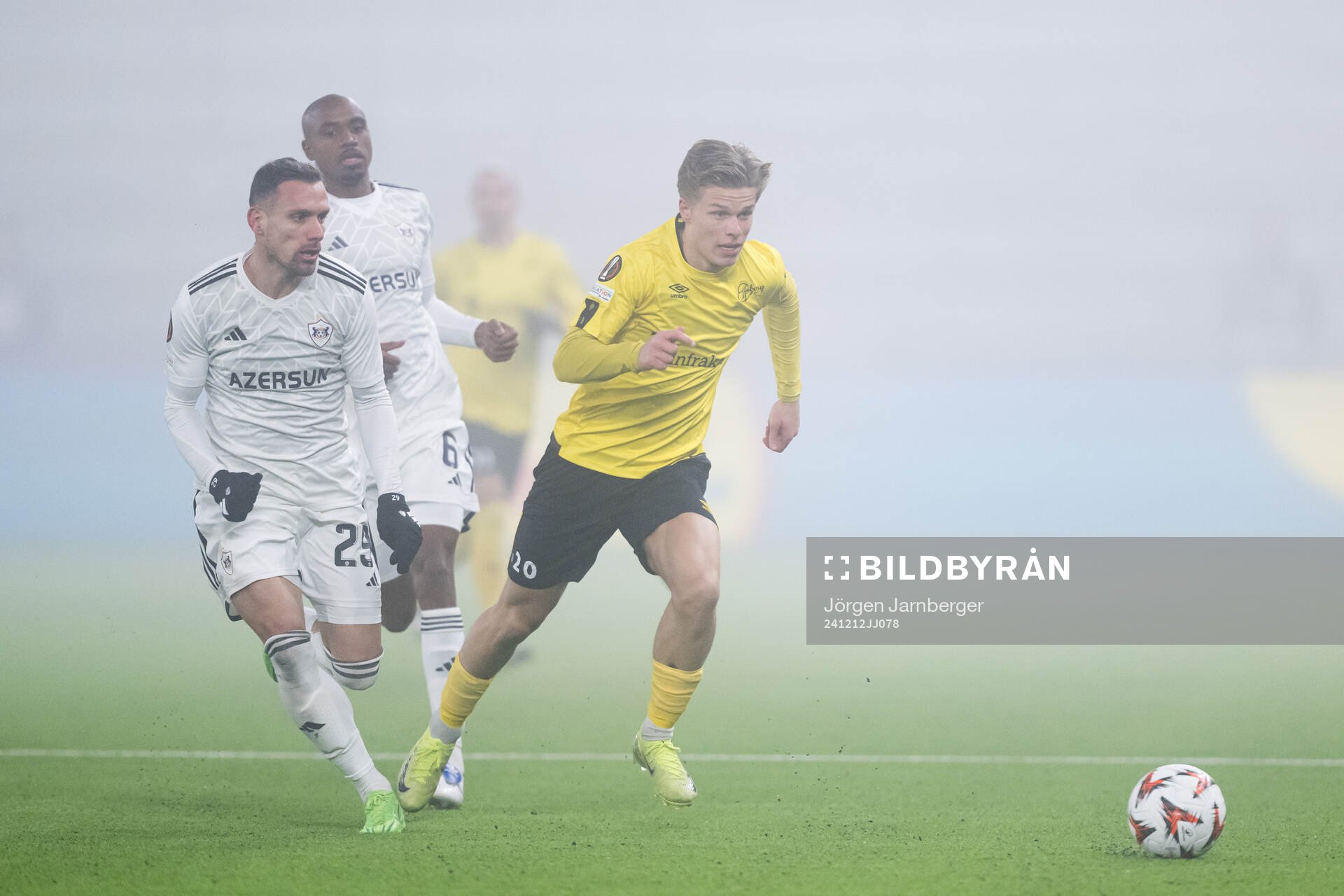 Marko Vesovic of Qarabag and Gottfrid Rapp of Elfsborg