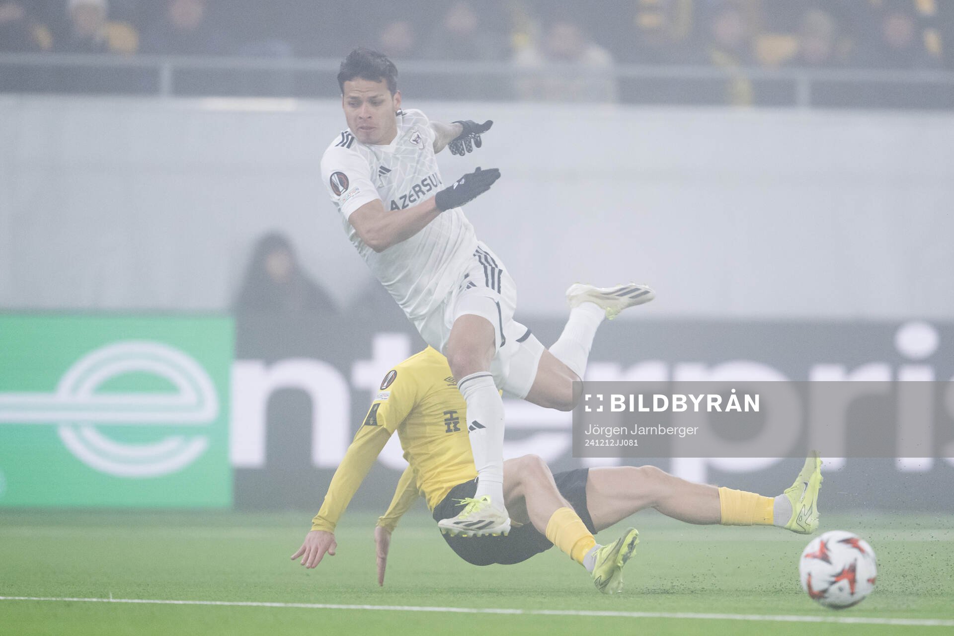 Matheus Silva of Qarabag and Besfort Zeneli of Elfsborg