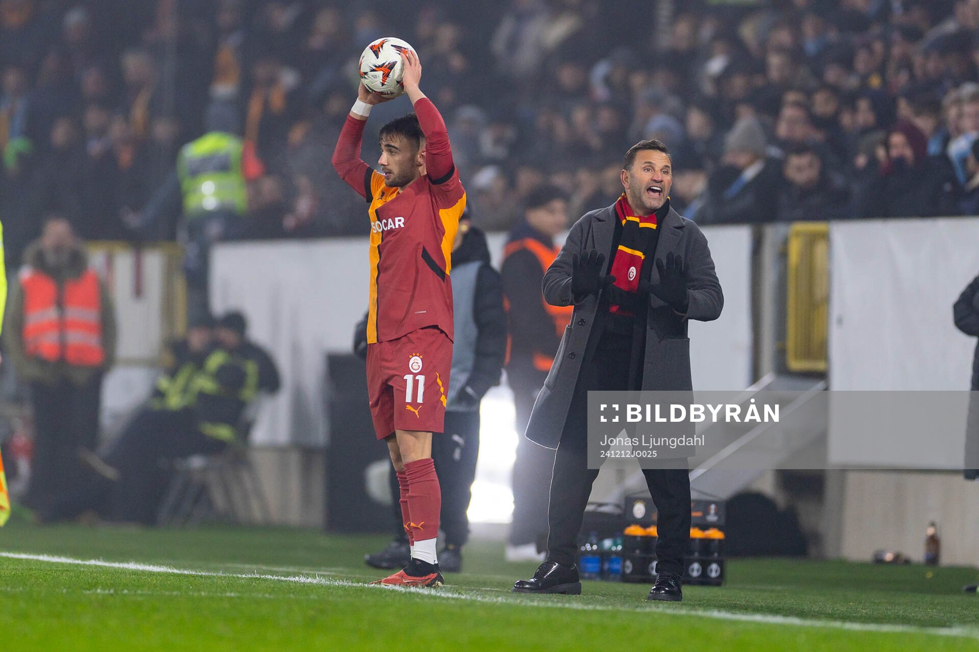 Yunus Akgun and Head coach Okan Buruk  of Galatasaray