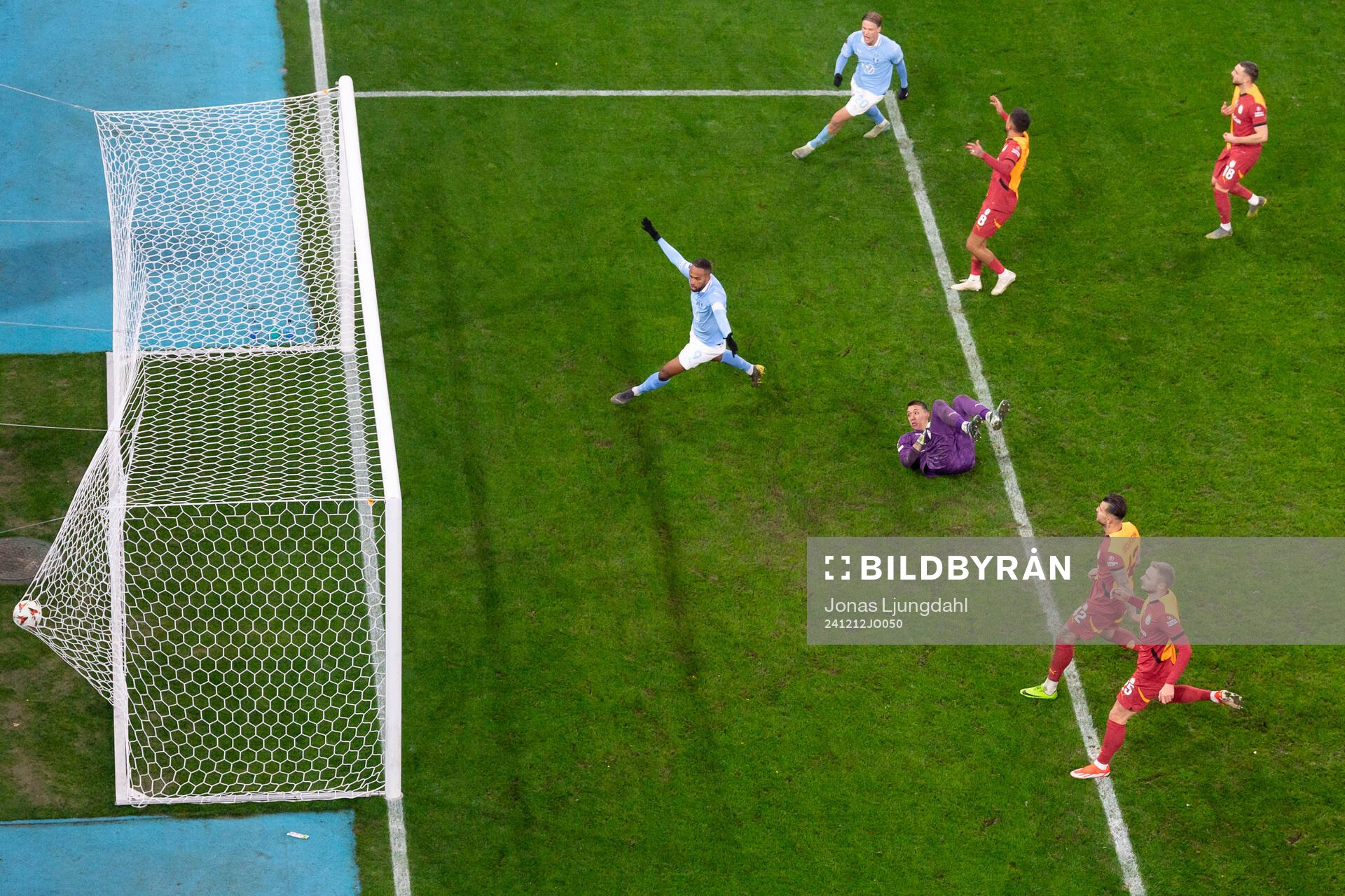 Isaac Kiese Thelin of Malmö FF celebrate  the 2-2 by