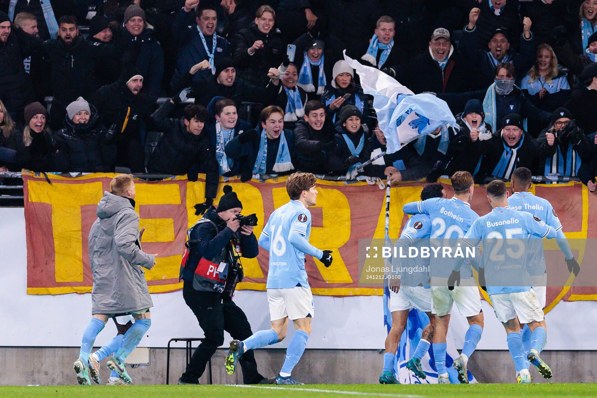 Sergio Pena of Malmö FF celebrate his 2-2 goal with team