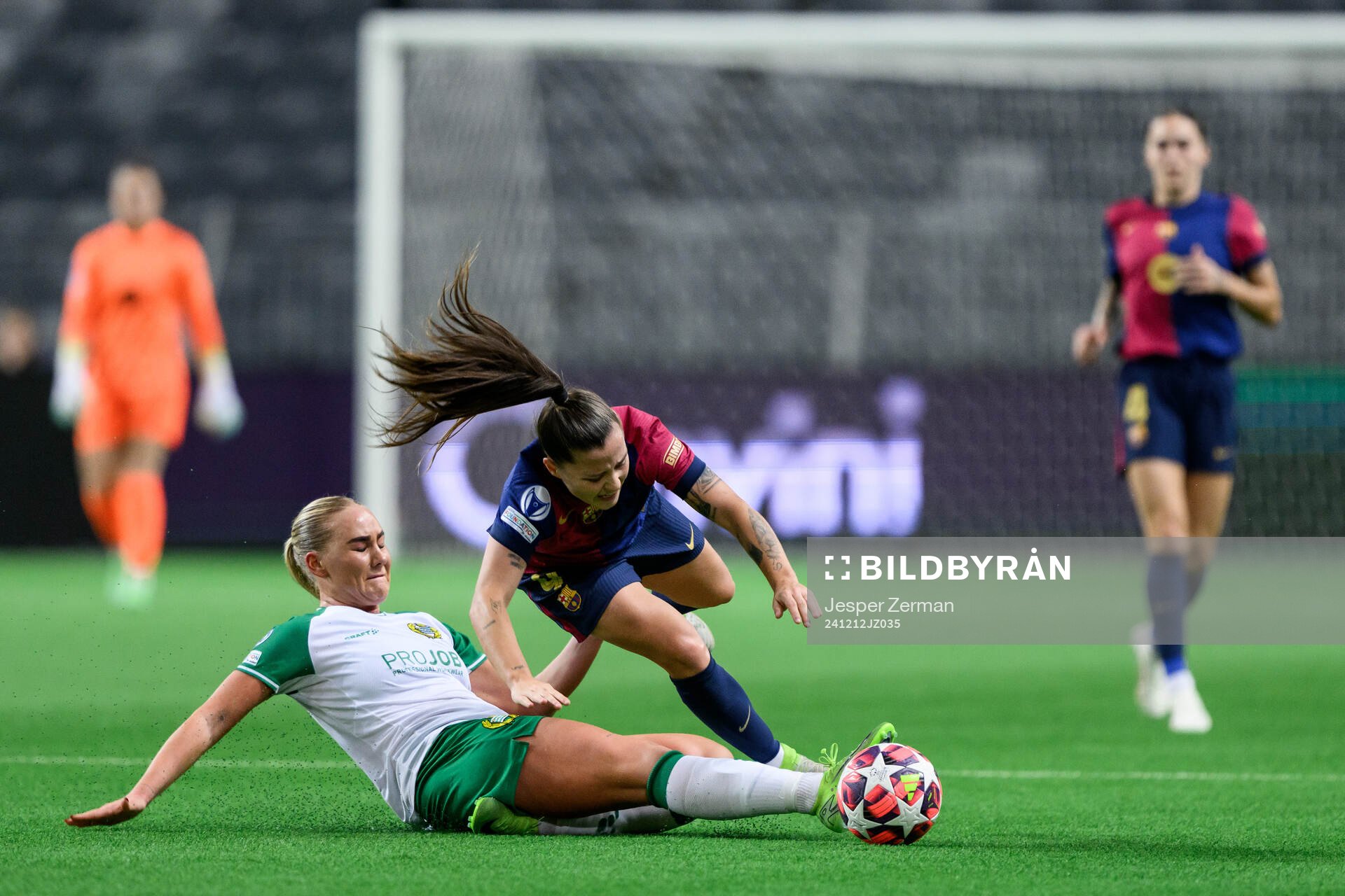Cathinka Tandberg of Hammarby and Claudia Pina of Barcelona