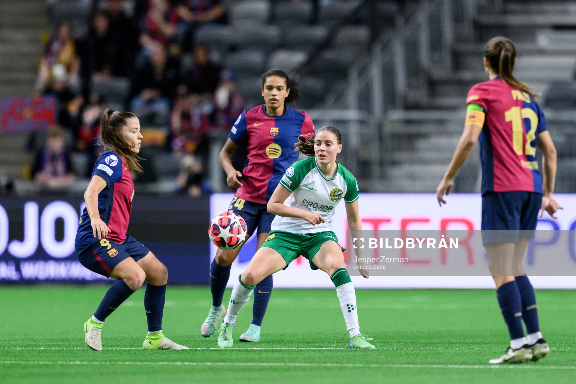 Claudia Pina of Barcelona and Smilla Vallotto of Hammarby