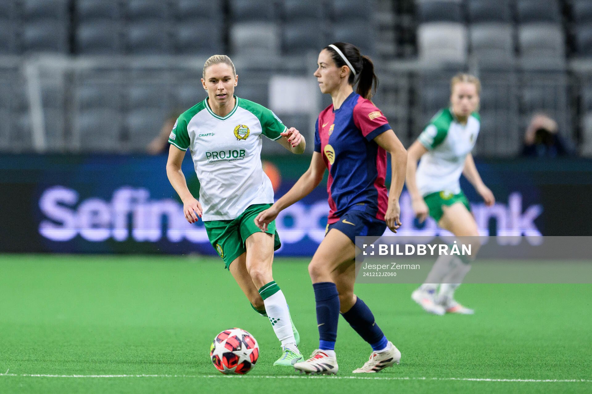 Jonna Andersson of Hammarby and Aitana Bonmati of Barcelona
