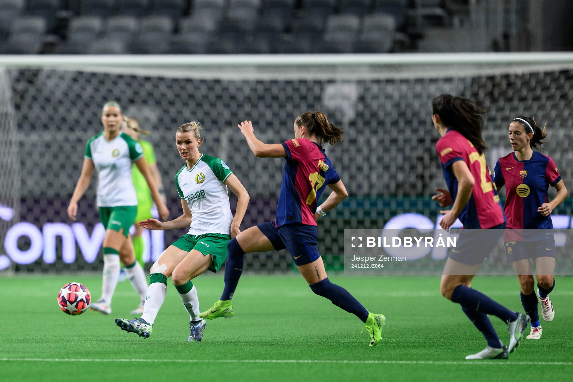 Thea Sørbo of Hammarby and Ewa Pajor of Barcelona