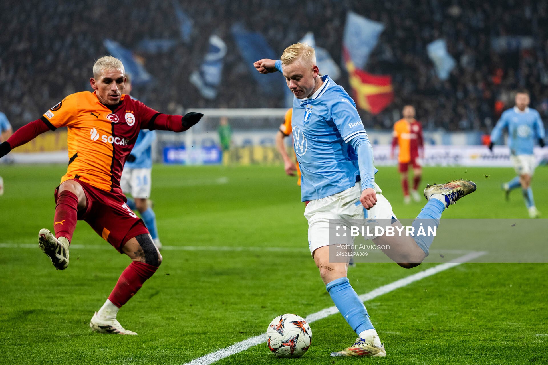 Lucas Torreira of Galatasaray and Otto Rosengren of Malmö