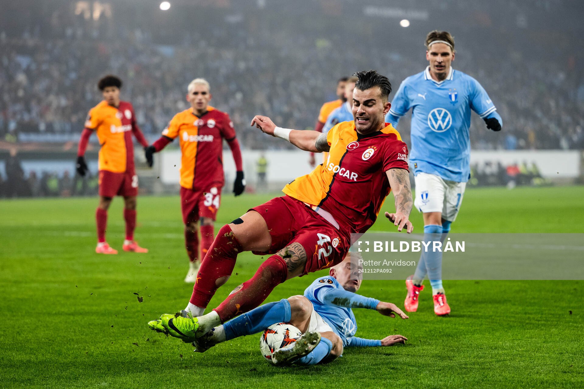 Abdulkerim Bardakci of Galatasaray and Otto Rosengren of
