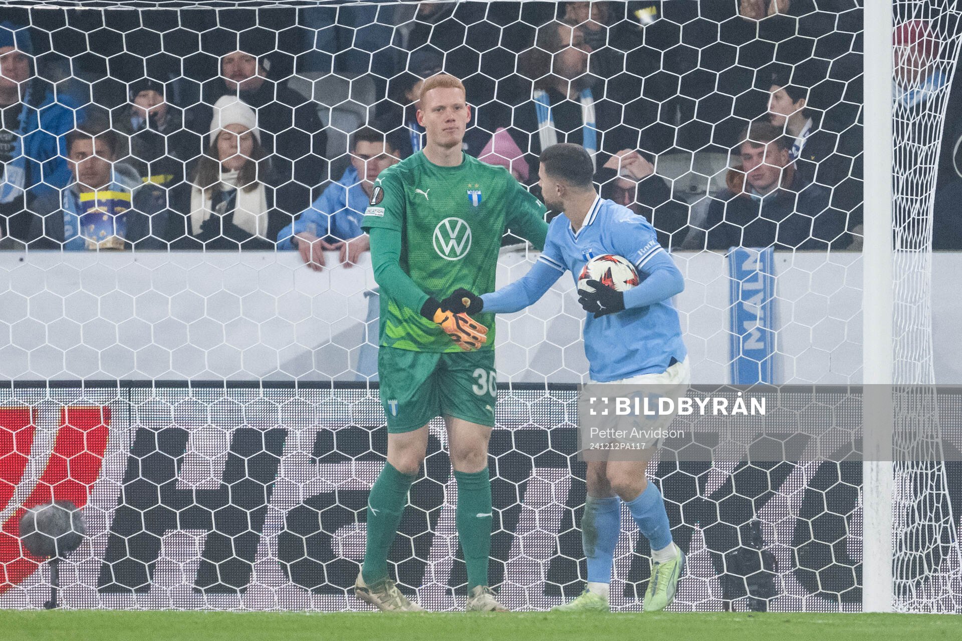 Goalkeeper Joakim Persson and Gabriel Busanello of Malmö