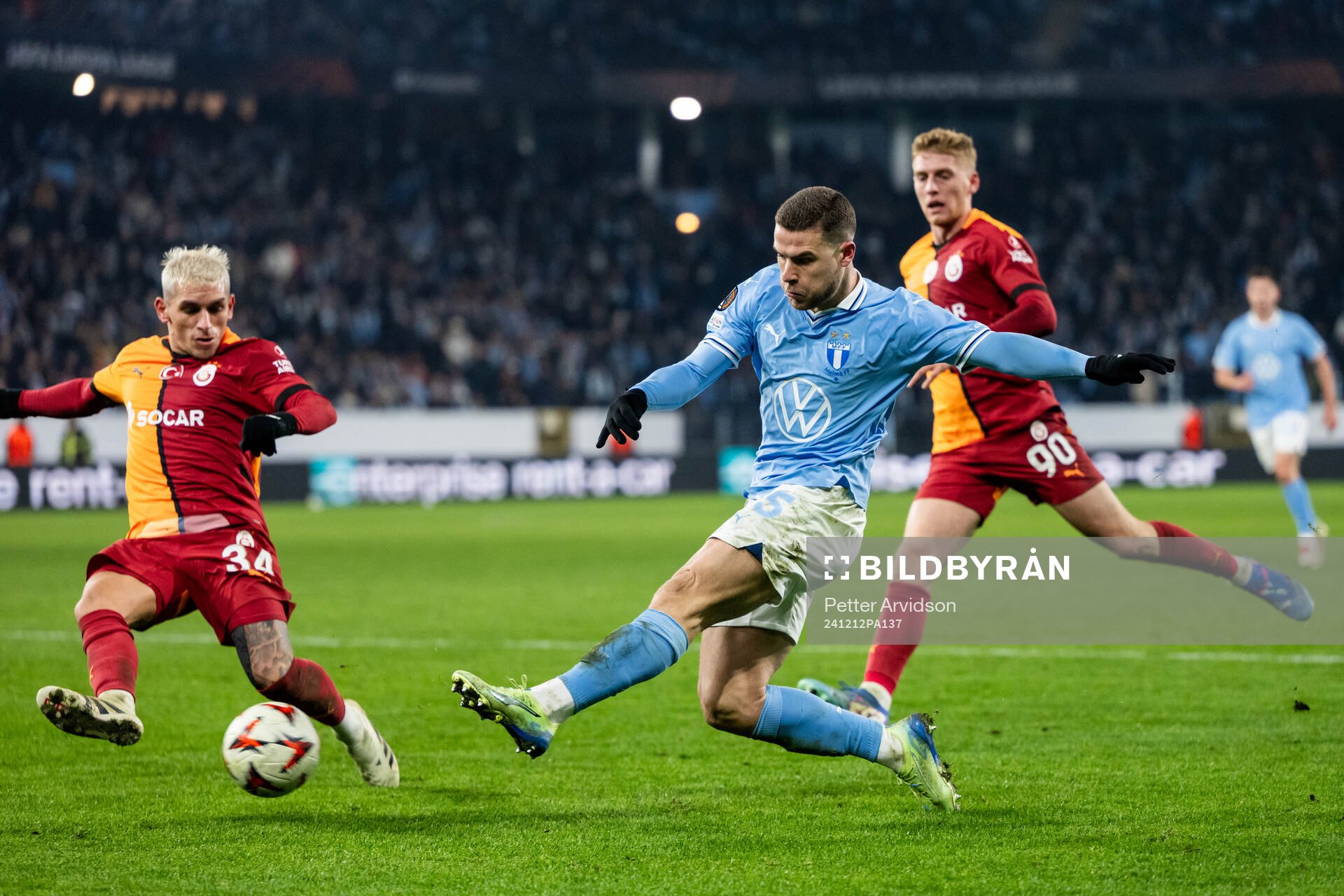Lucas Torreira of Galatasaray and Gabriel Busanello of
