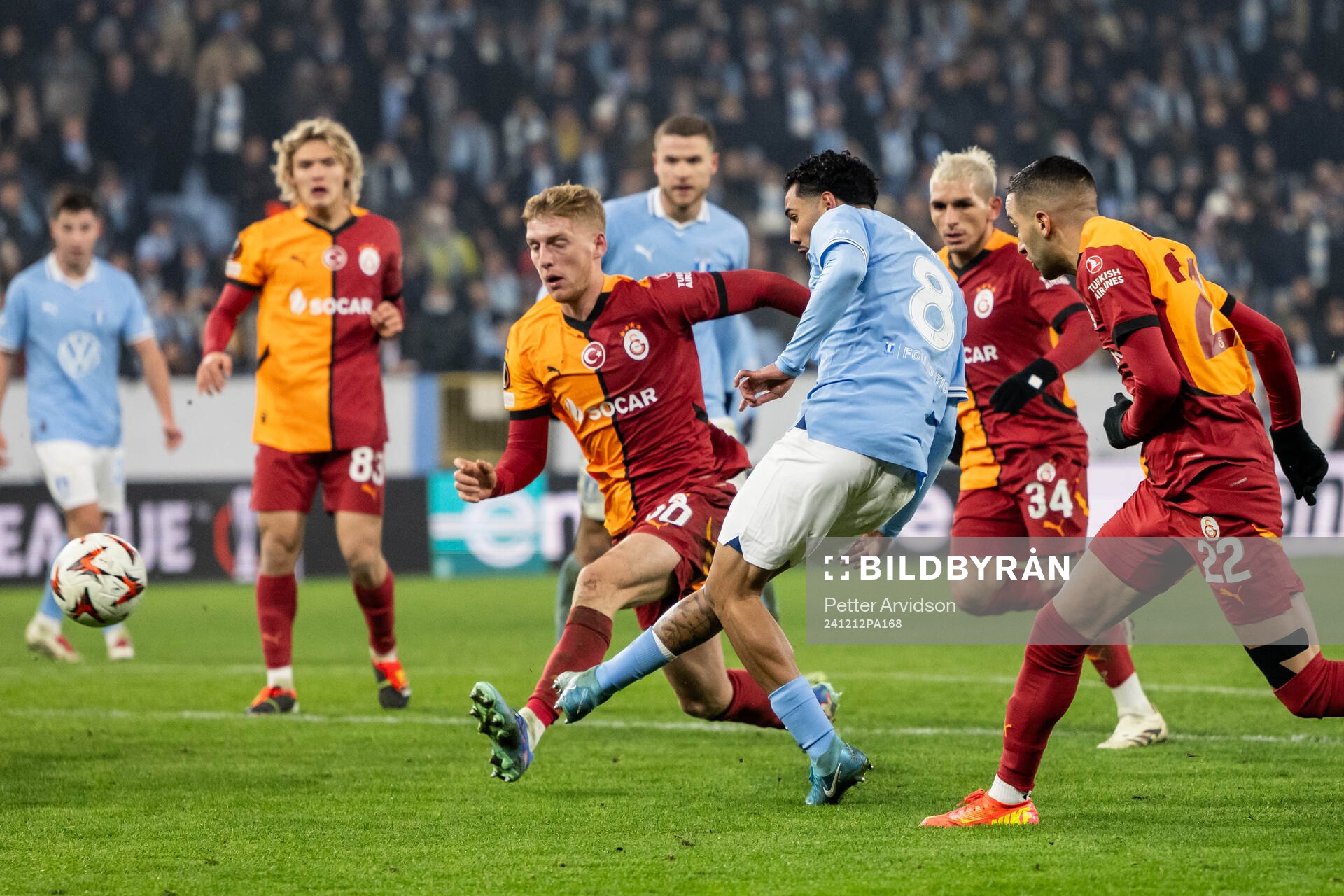 Sergio Pena of Malmö FF scores the 2-2 goal