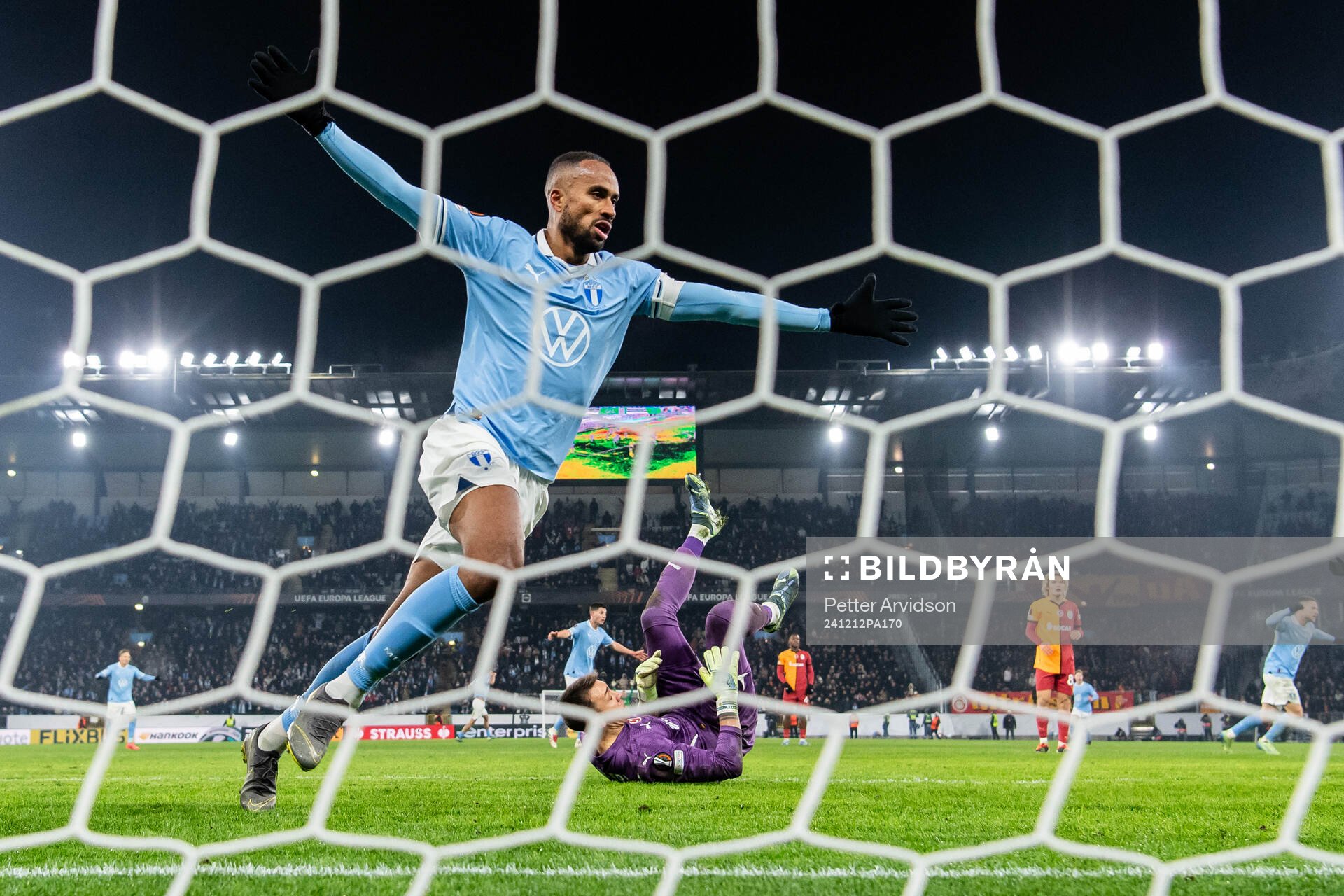Isaac Kiese Thelin of Malmö FF celebrate the 2-2 goal by Sergio Pena of Malmö FF (not pictured) during the UEFA Europa League football match between Malmö FF and Galatasaray on December 12, 2024 in Malmö.