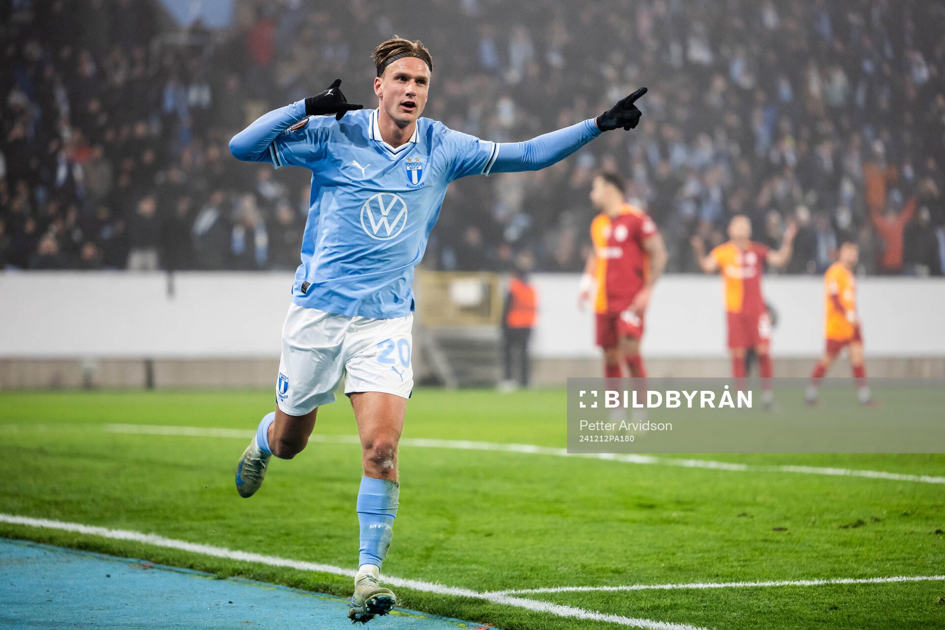 Erik Botheim of Malmö FF celebrate the 1-0 goal