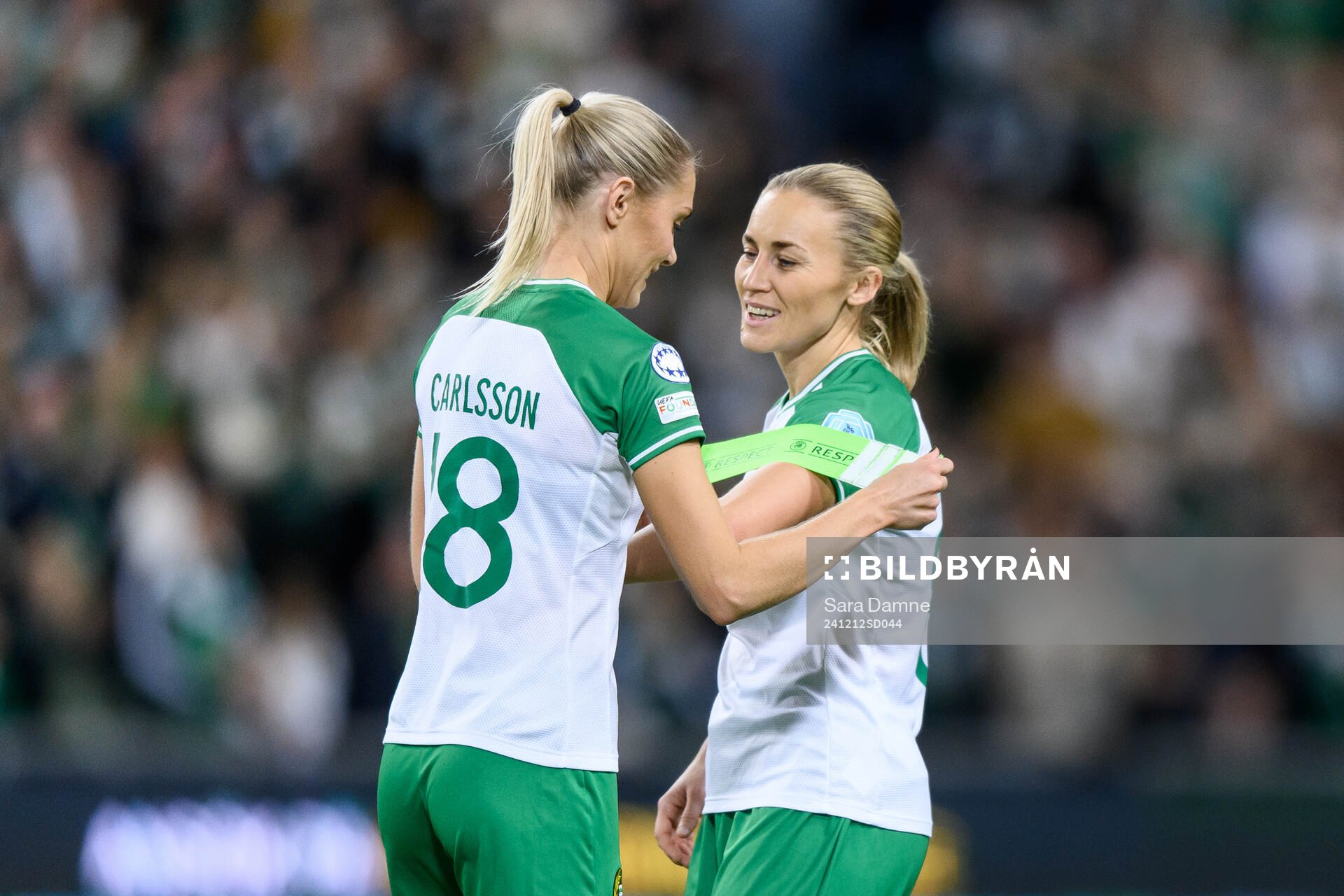 Alice Carlsson of Hammarby gives the captains armband to