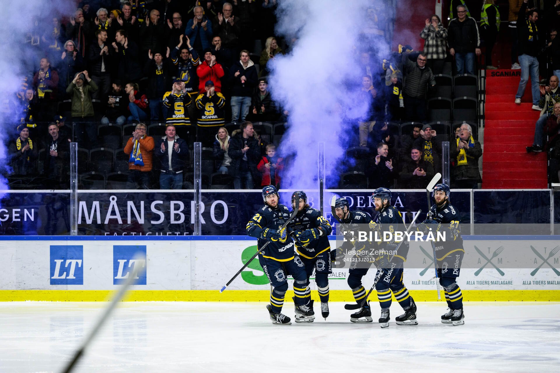 Södertäljes Nolan Stevens (till vänster) jublar med