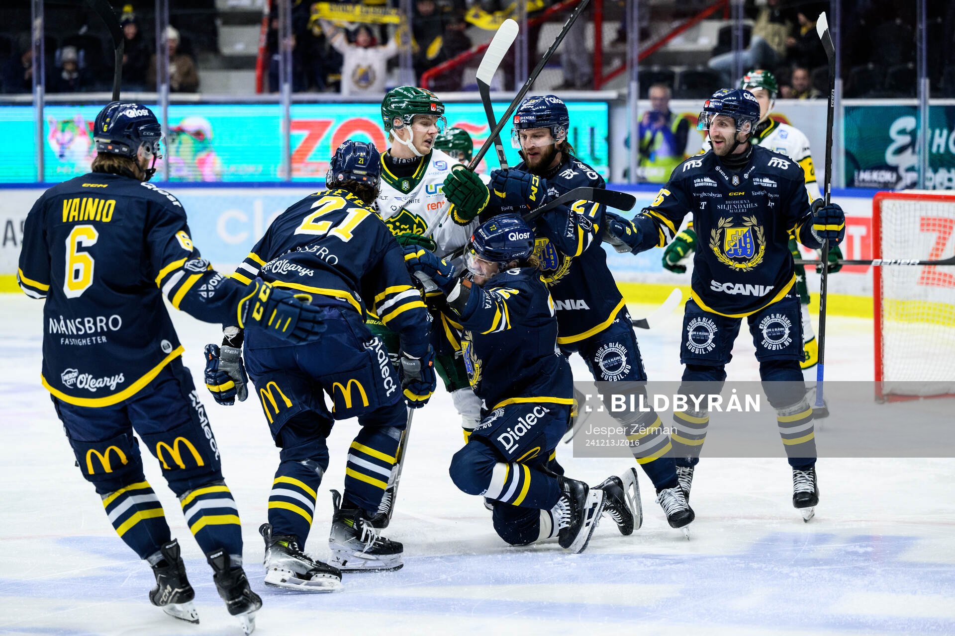 Södertäljes Nolan Stevens (andra till vänster) jublar